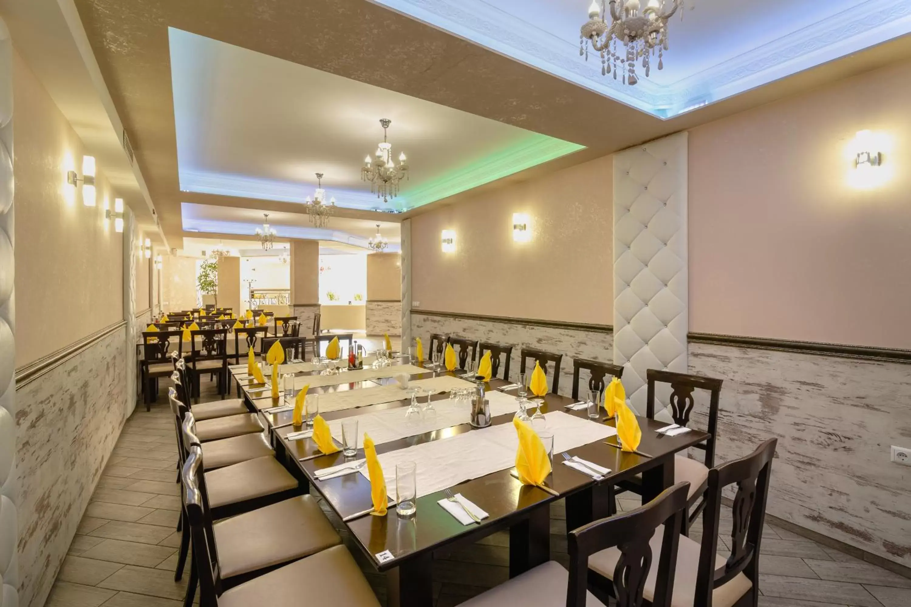 Restaurant/Places to Eat in Hotel Zeus