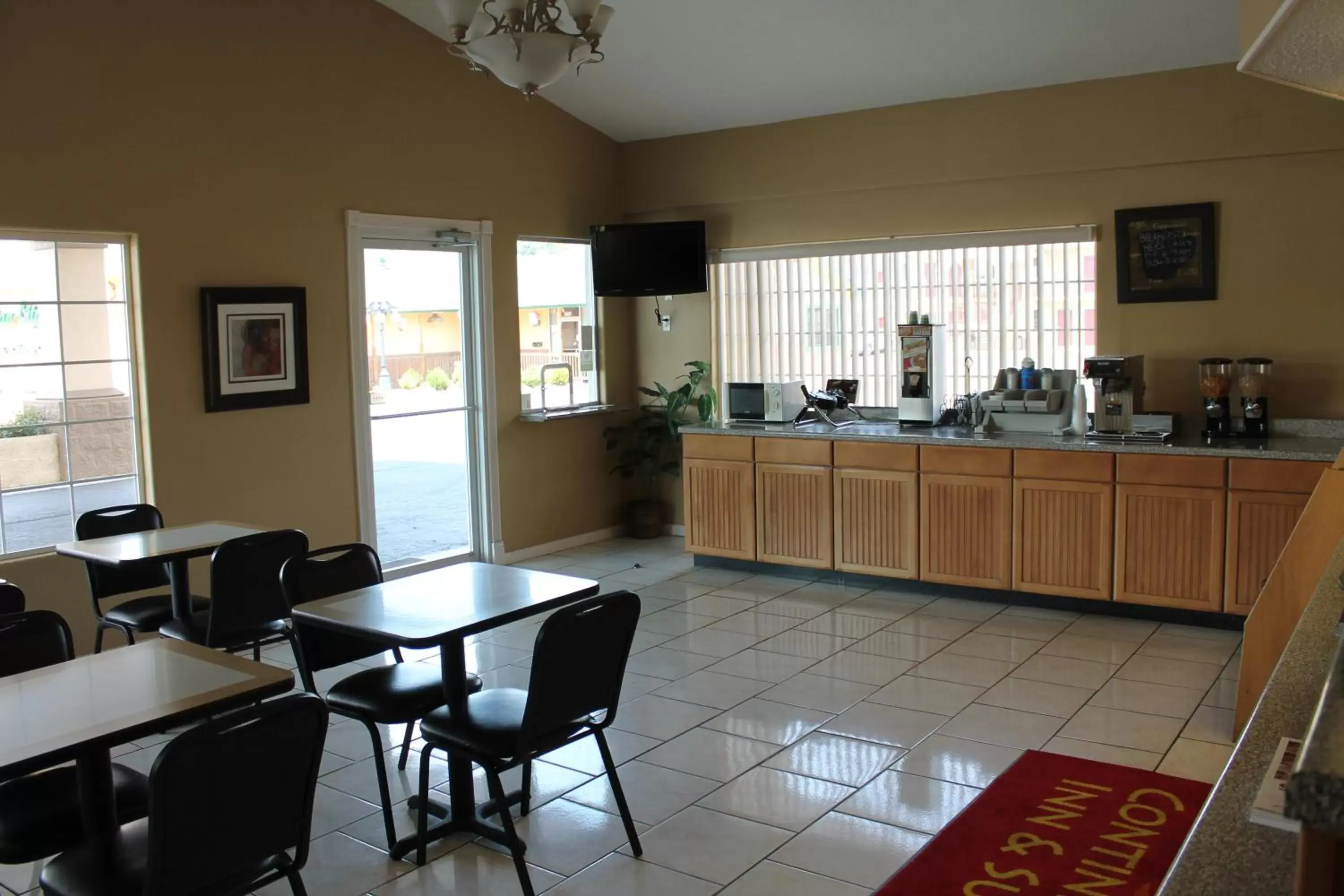 Lobby or reception, Restaurant/Places to Eat in Continental Inn and Suites