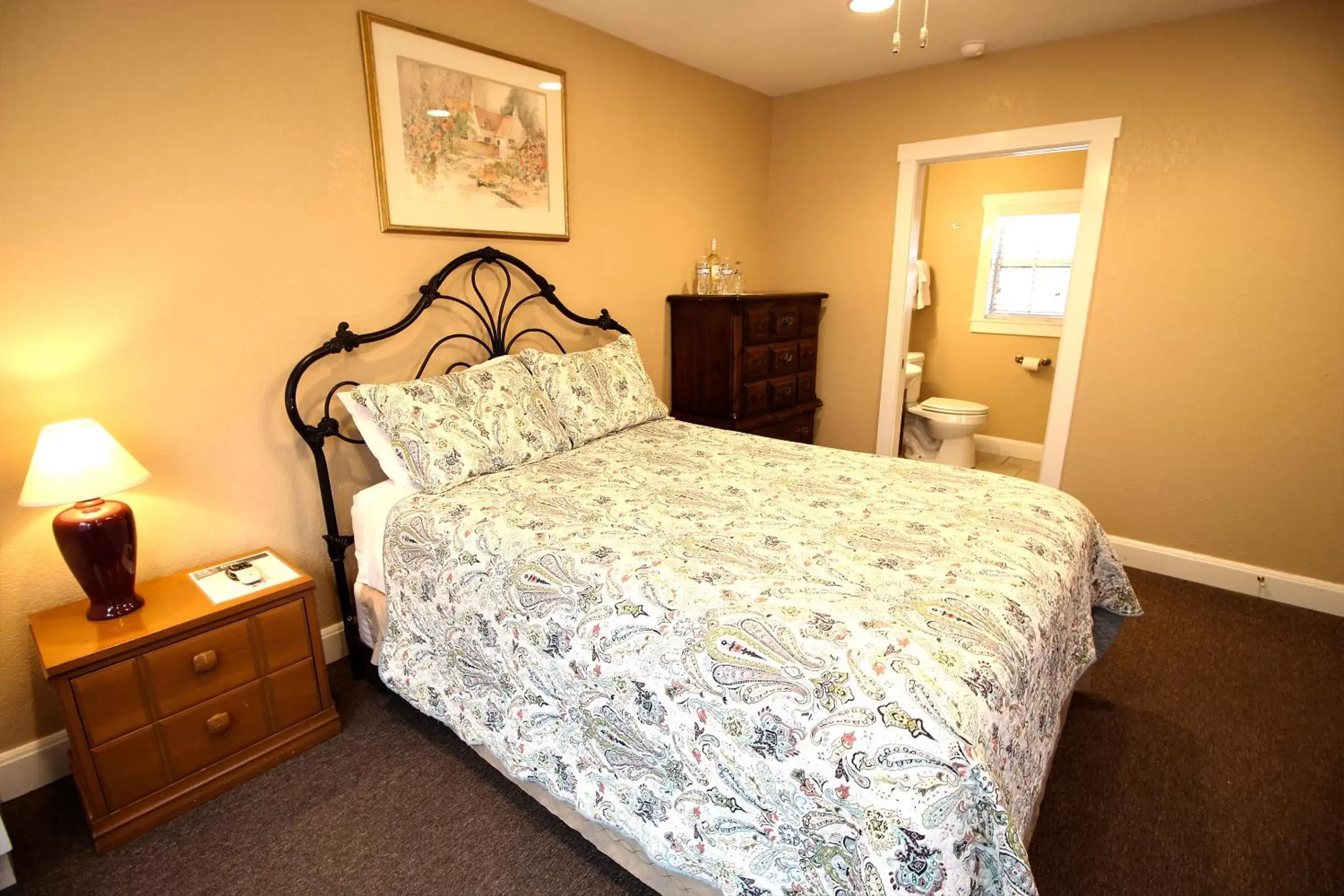 Bedroom, Bed in Peach Tree Inn & Suites