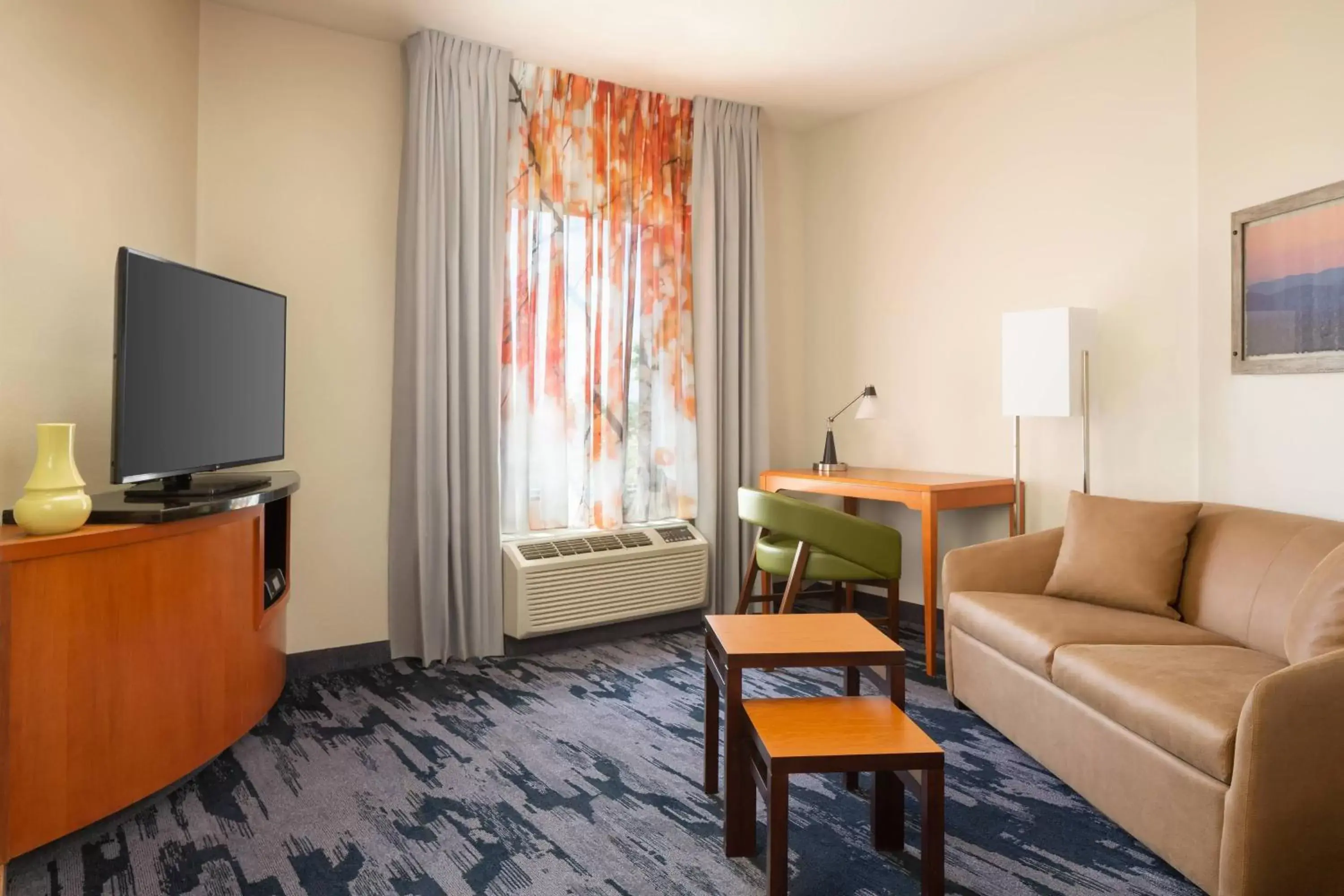 Bedroom, TV/Entertainment Center in Fairfield Inn & Suites by Marriott Selma Kingsburg