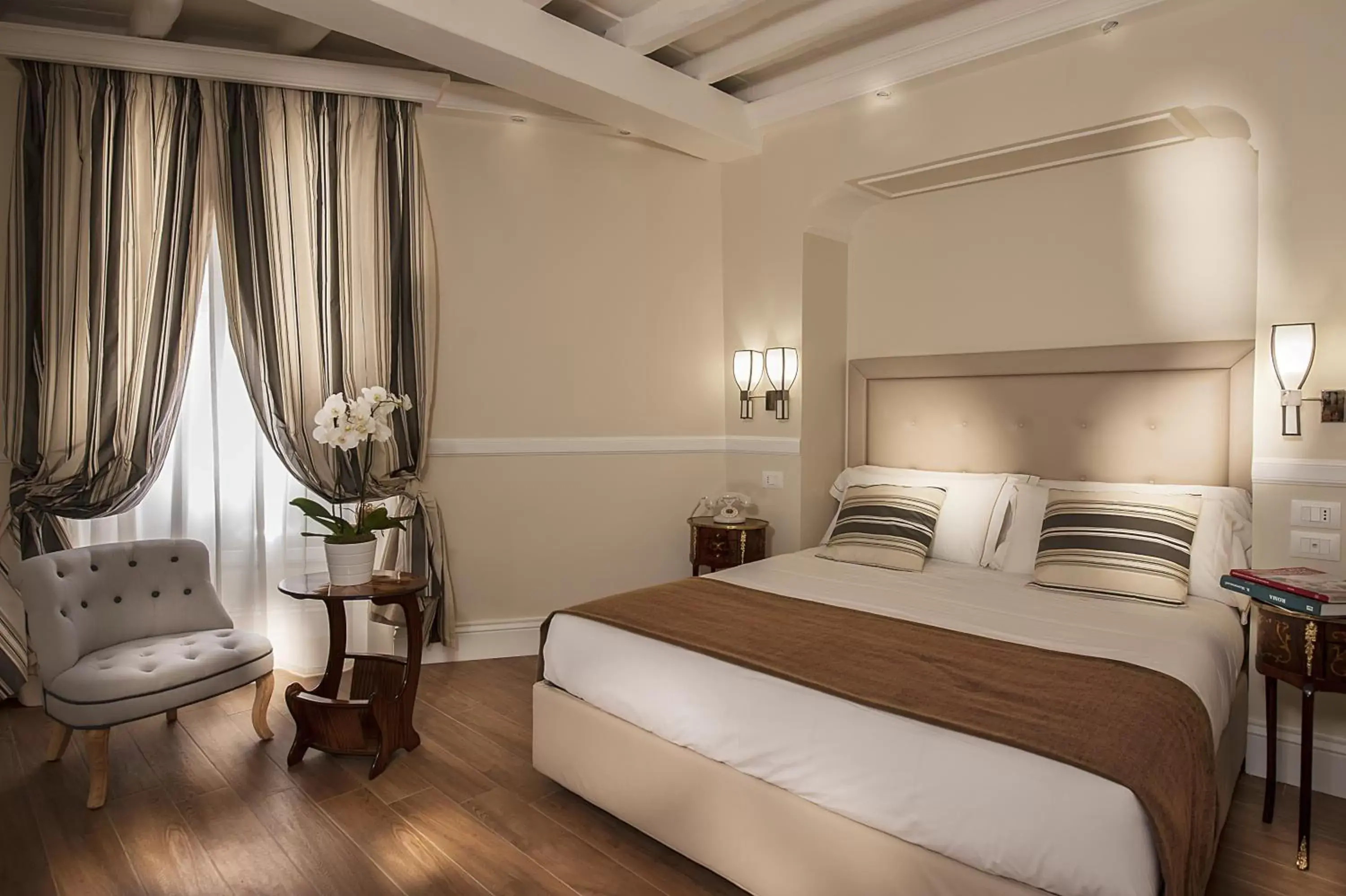 Photo of the whole room, Bed in La Residenza del Sole al Pantheon