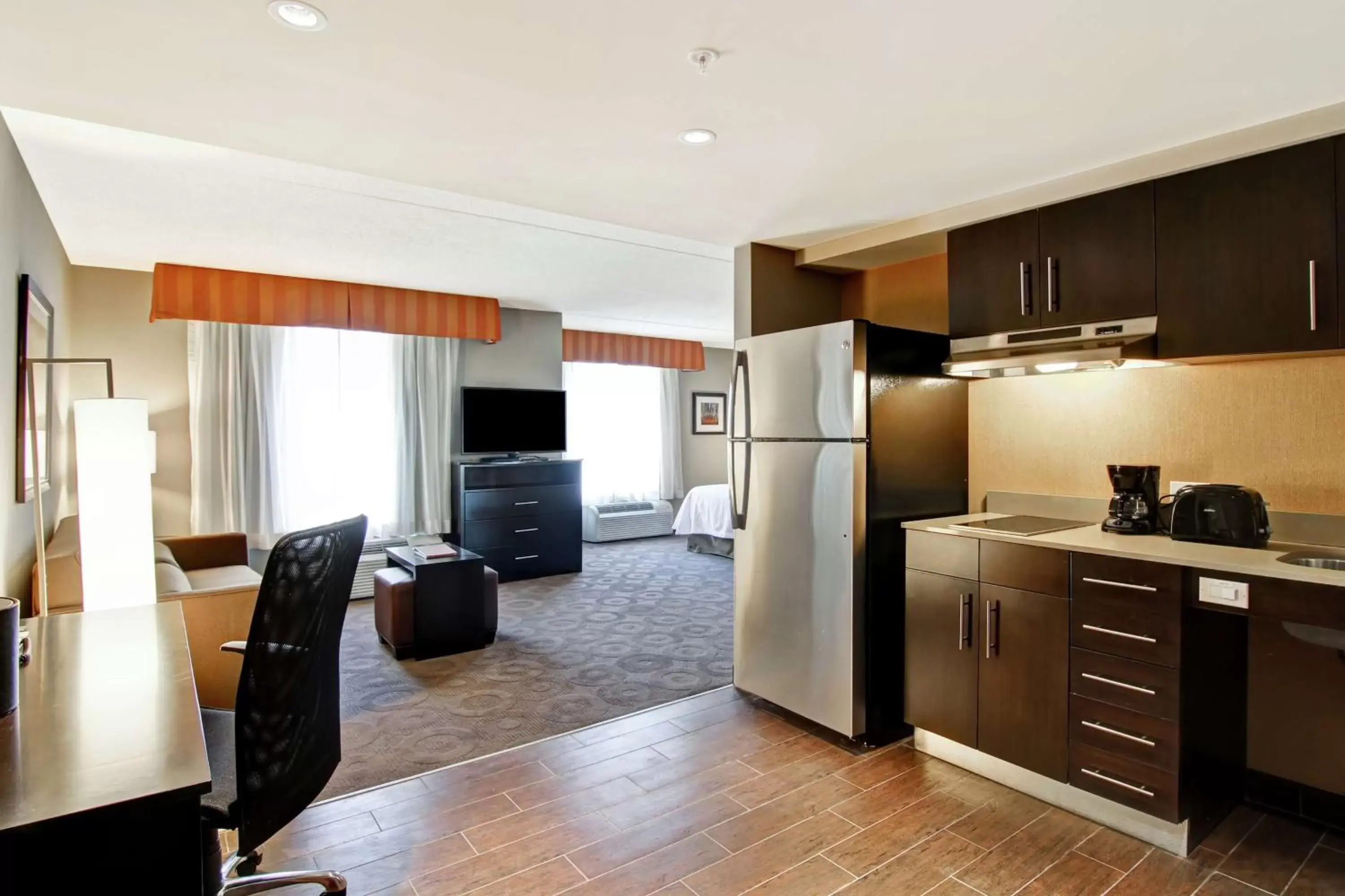 Living room, Kitchen/Kitchenette in Homewood Suites by Hilton Toronto-Ajax
