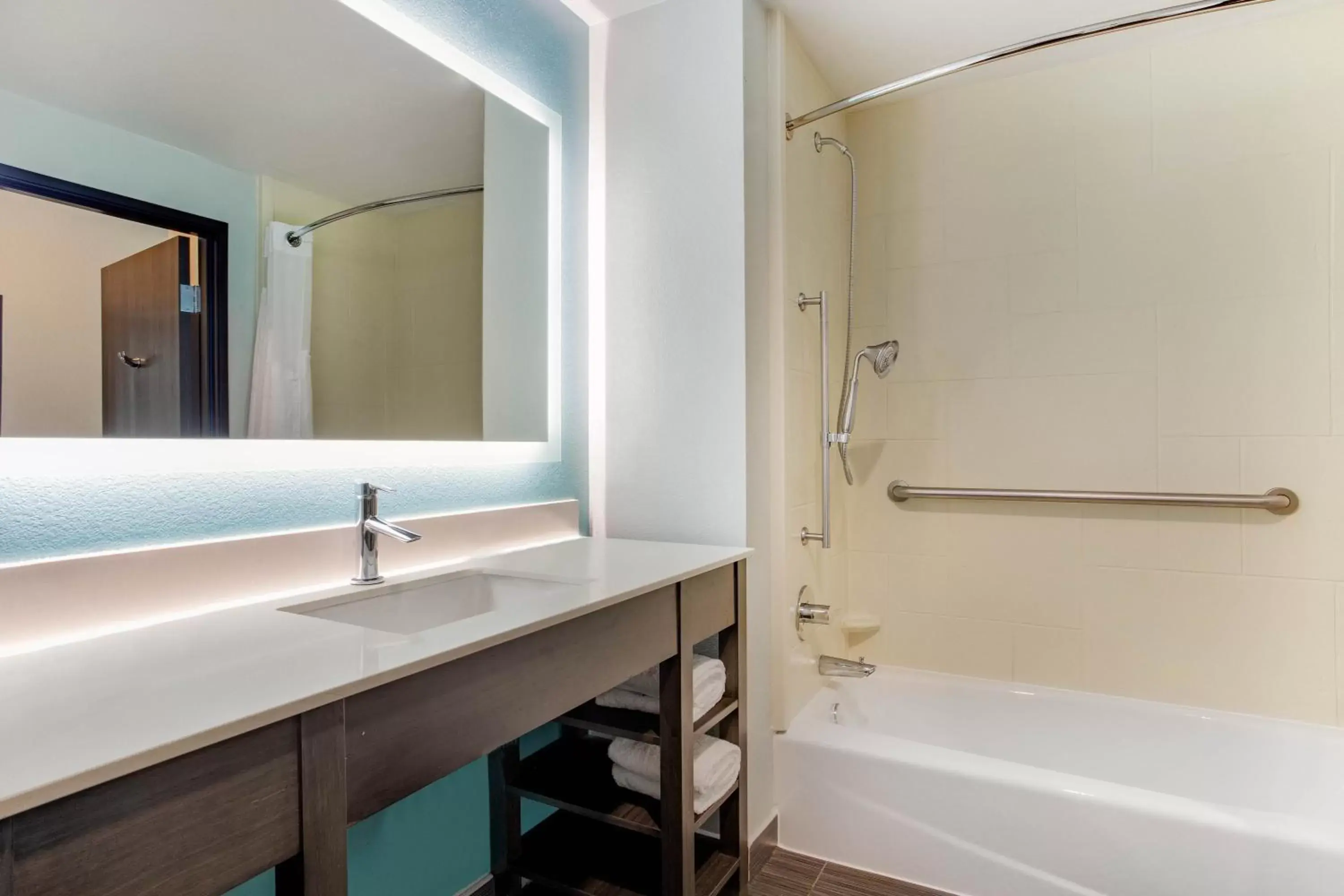 Bathroom in La Quinta Inn & Suites by Wyndham Northlake Ft. Worth