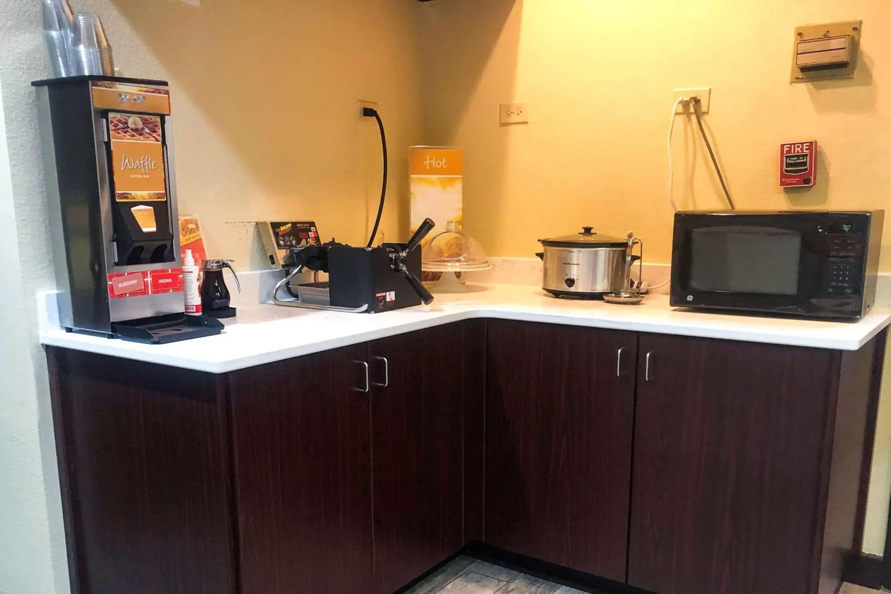 Restaurant/places to eat, Kitchen/Kitchenette in Quality Inn Morganton