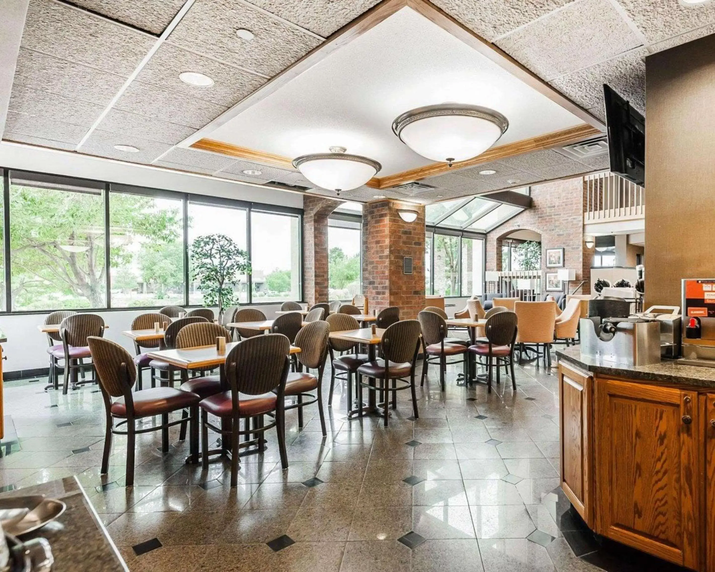 Restaurant/Places to Eat in Comfort Inn Denver East
