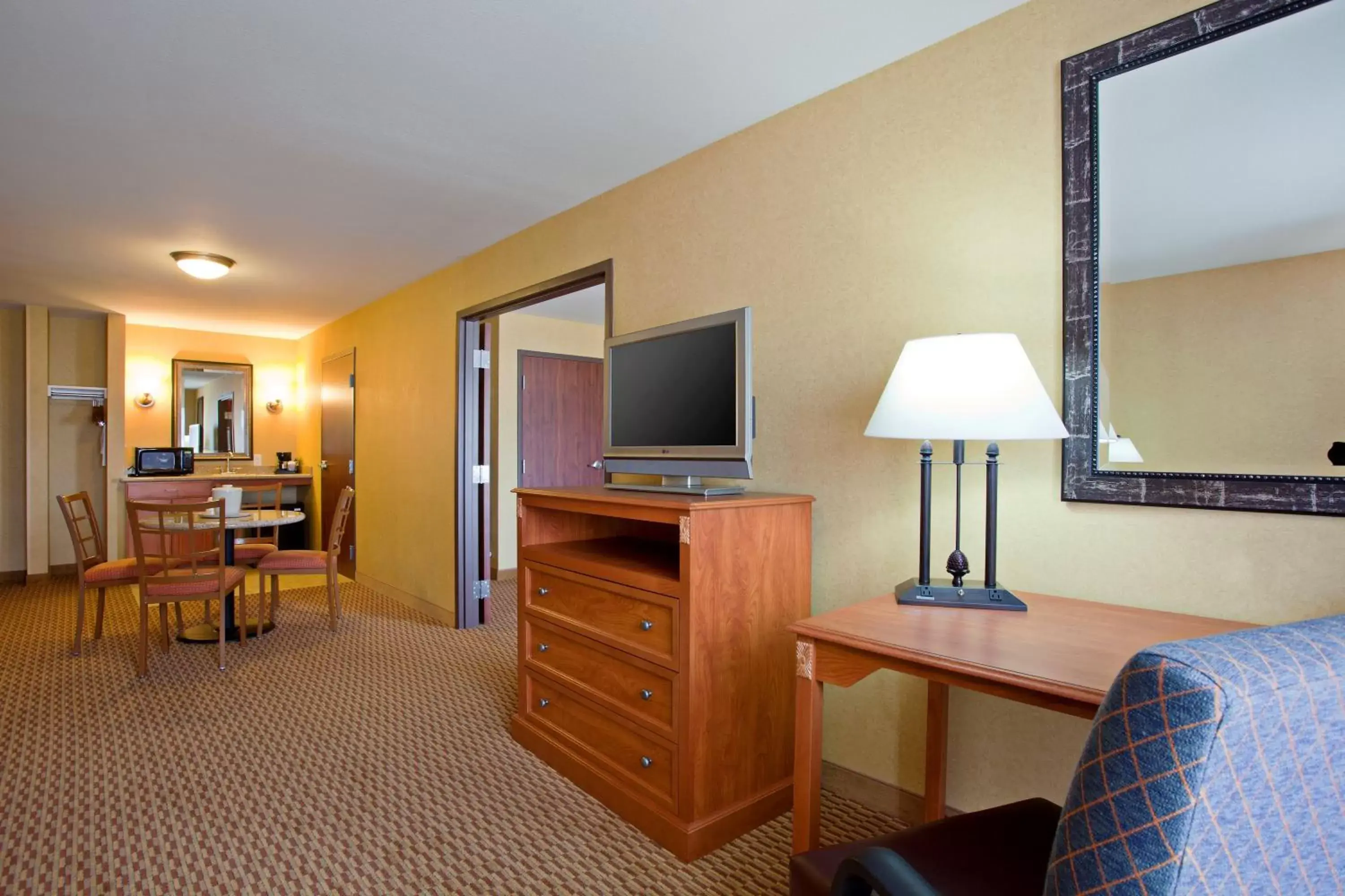 Photo of the whole room, TV/Entertainment Center in Holiday Inn Express Ontario, an IHG Hotel