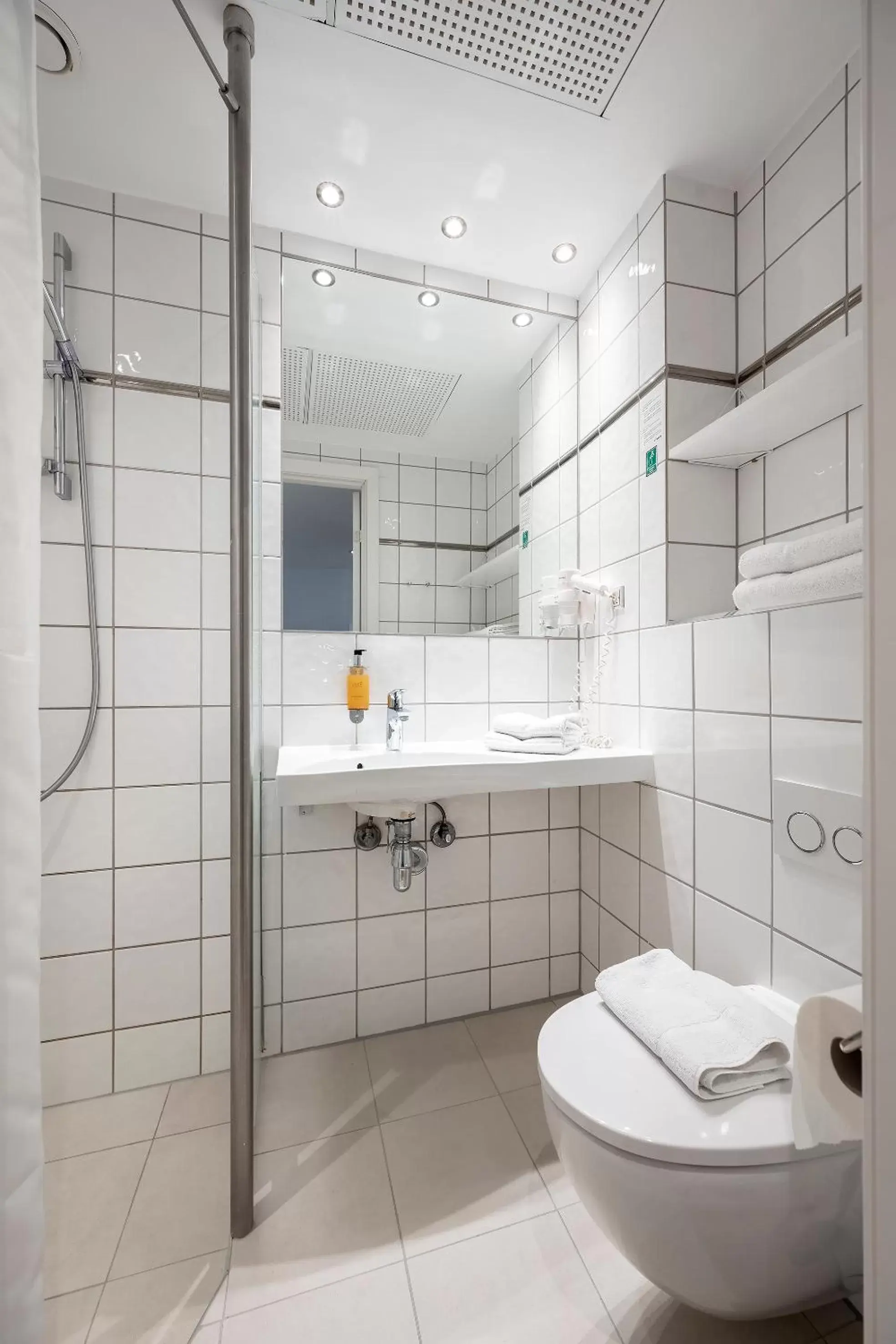 Shower, Bathroom in Go Hotel Ansgar