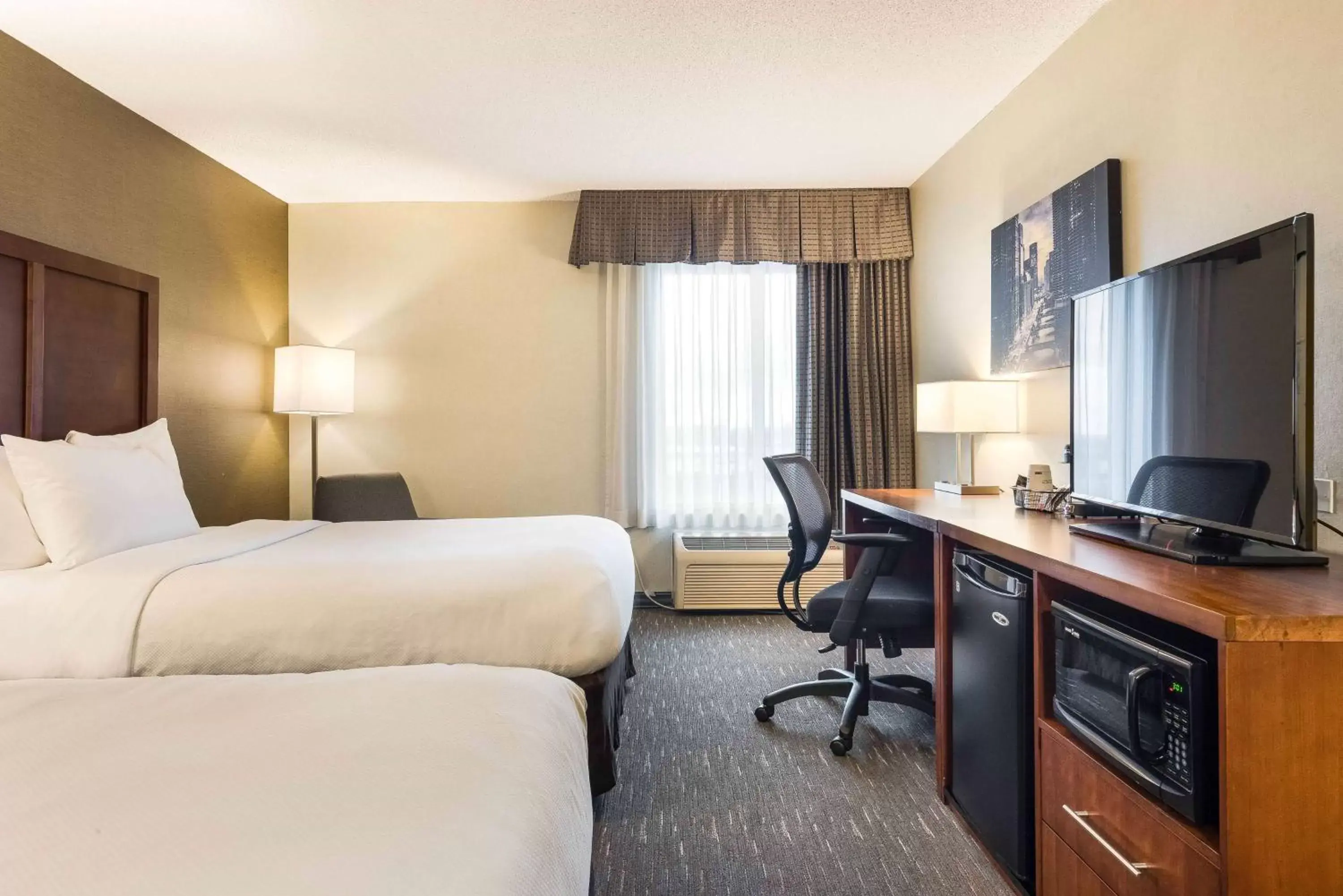 Bedroom, TV/Entertainment Center in Best Western Chicago - Downers Grove