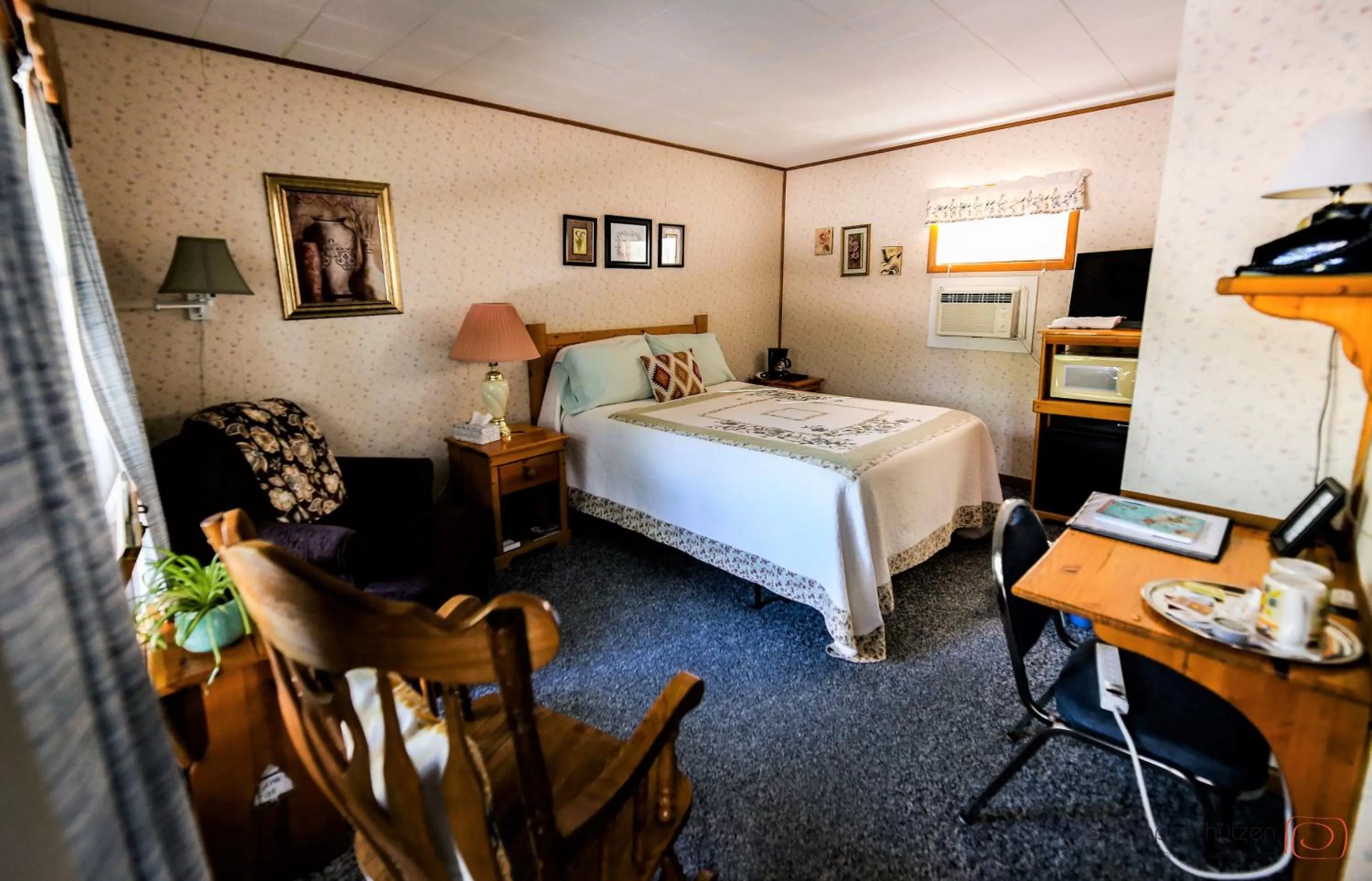 Photo of the whole room, Bed in The Pines Country Inn
