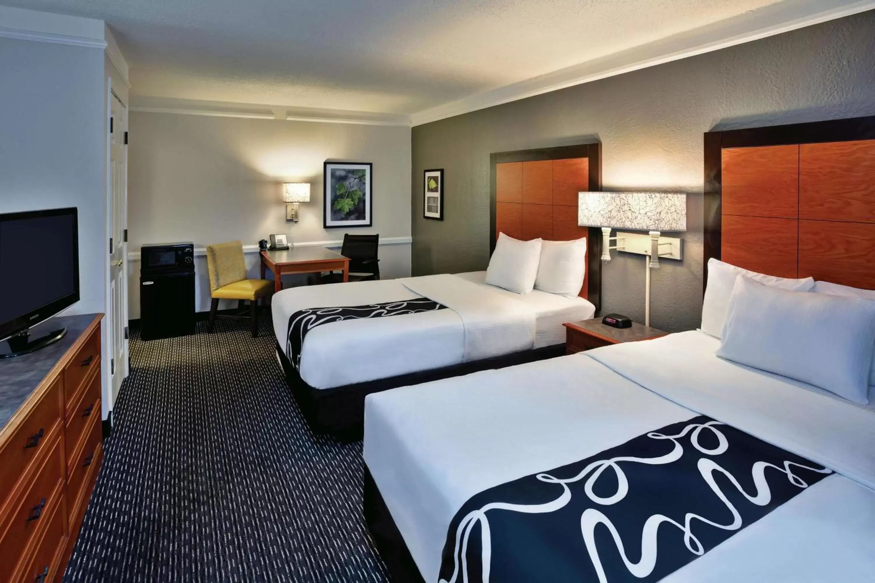 Photo of the whole room, Bed in La Quinta Inn by Wyndham Nashville South