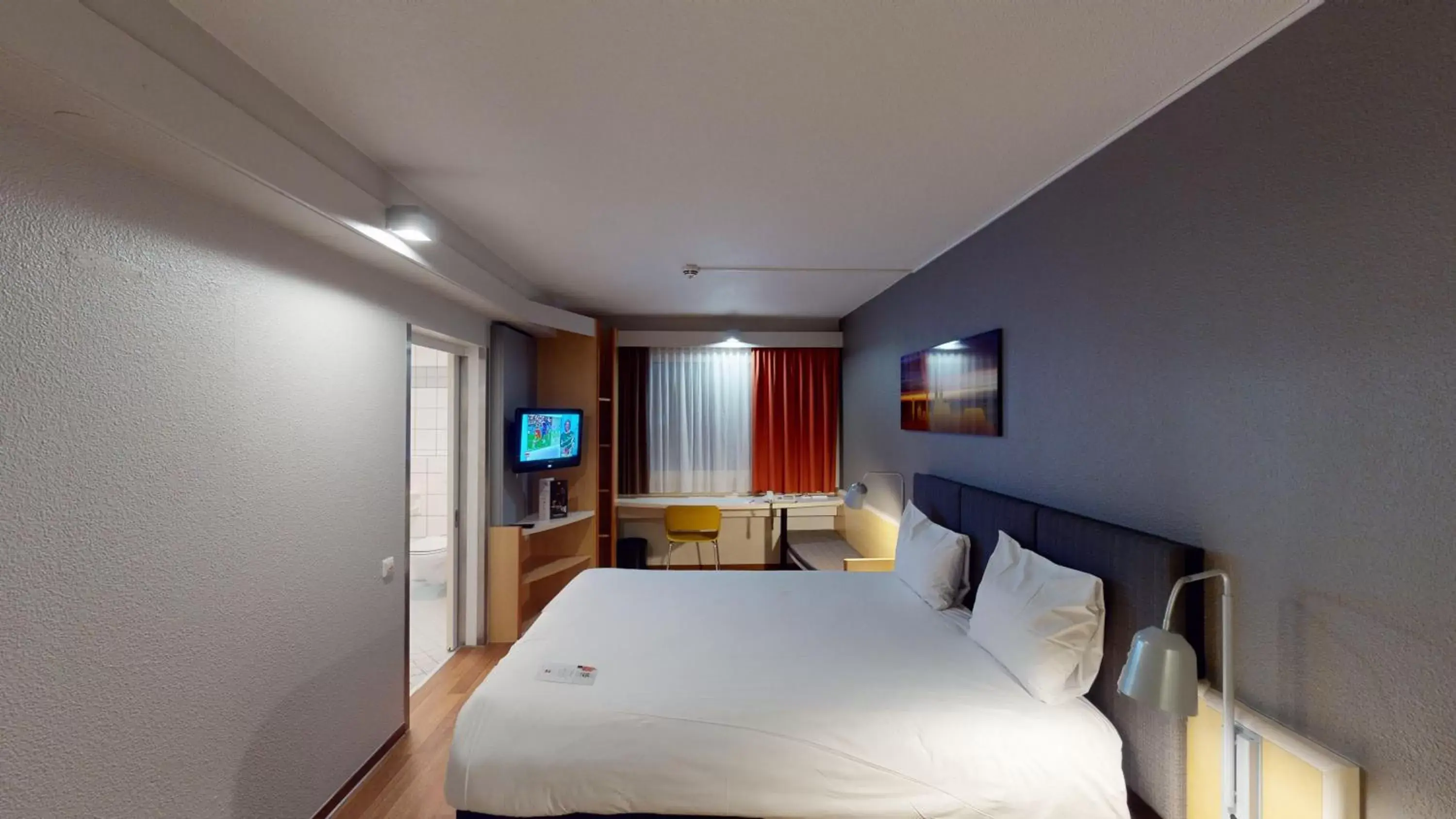 Photo of the whole room, Bed in ibis Hotel Köln Airport Photo of the whole room, Bed in ibis Hotel Köln Airport