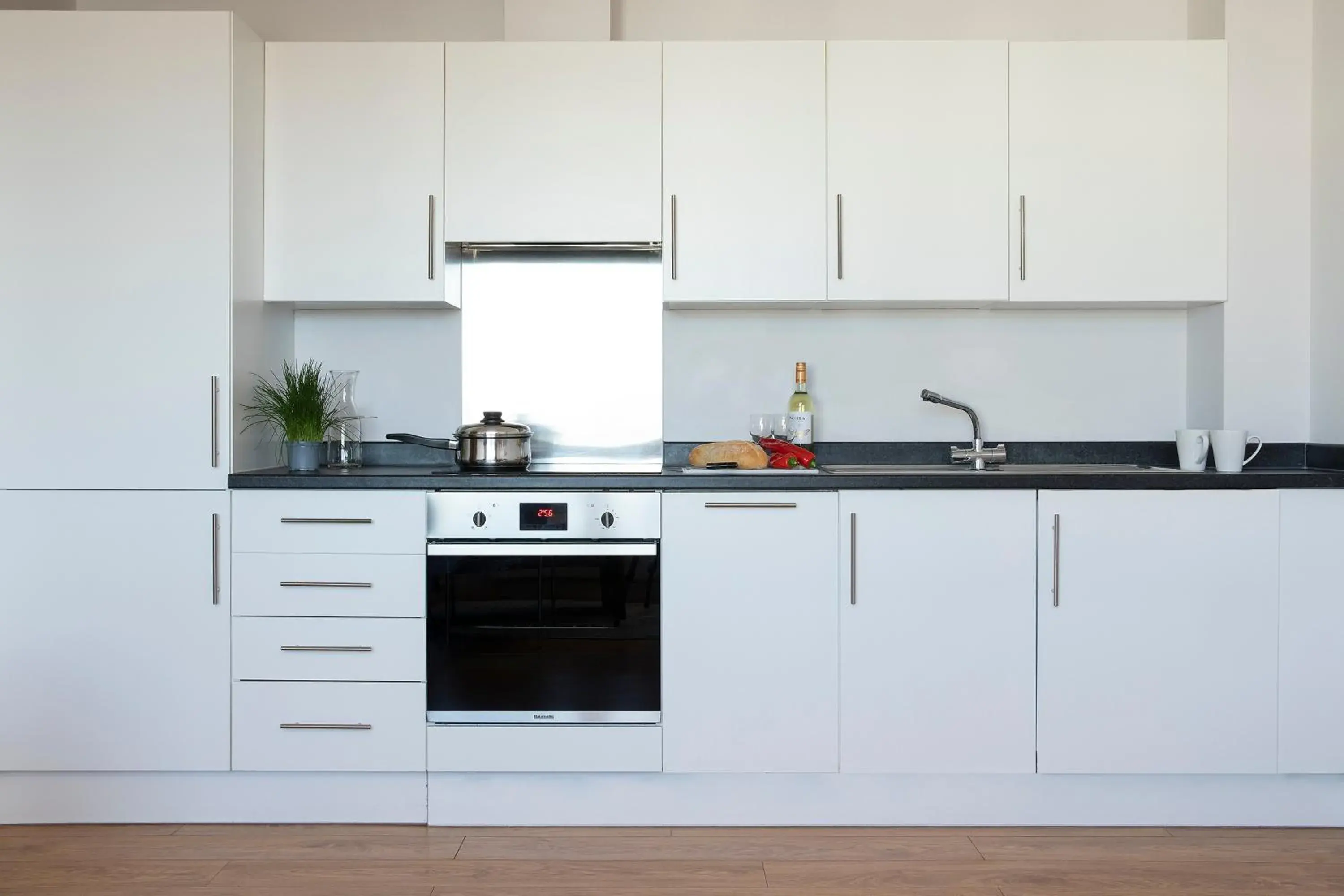 Kitchen or kitchenette, Kitchen/Kitchenette in SACO Aparthotel Farnborough
