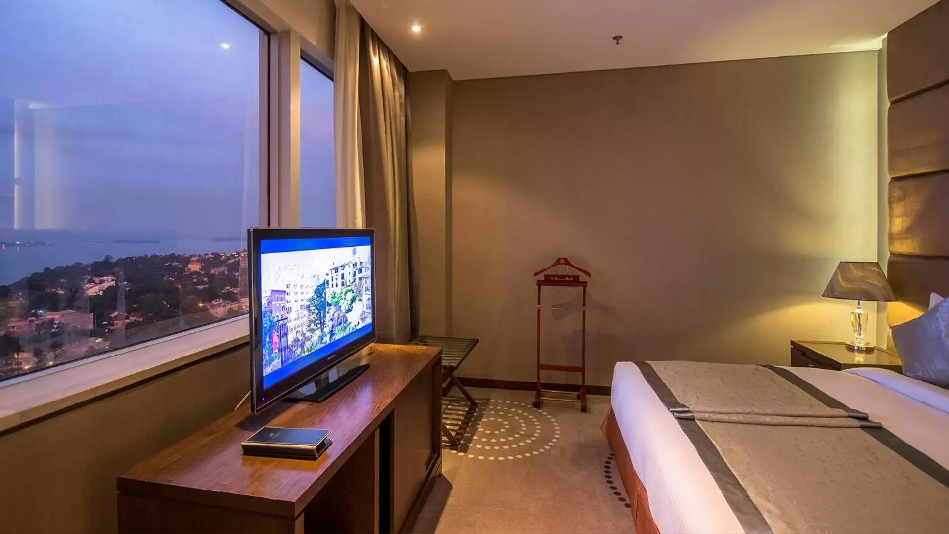 Bed, TV/Entertainment Center in Fleuve Congo Hotel By Blazon Hotels