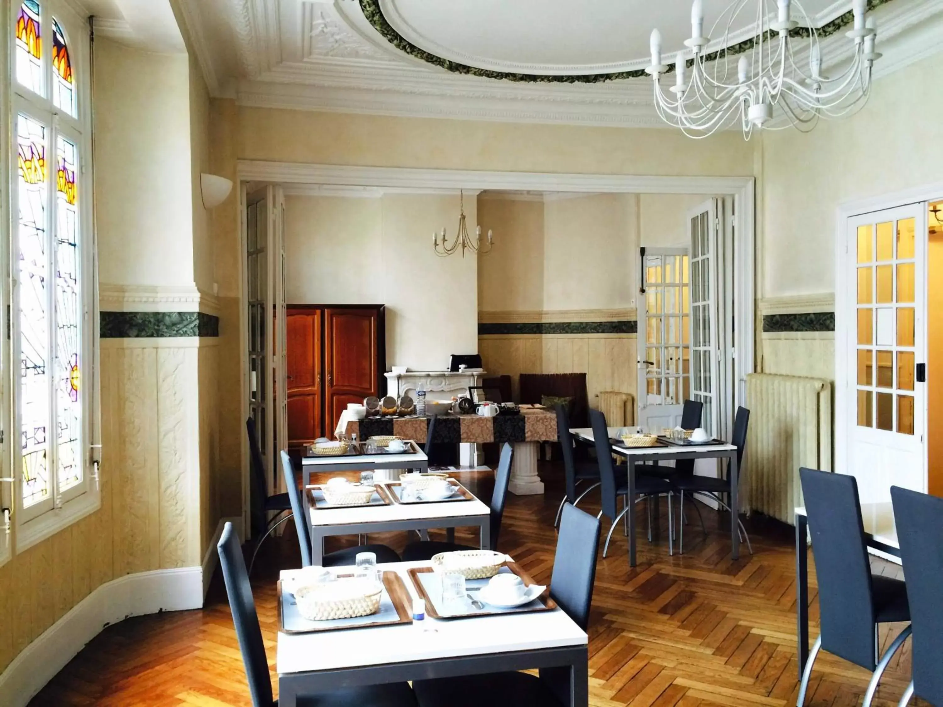 Area and facilities, Restaurant/Places to Eat in Hôtel De Normandie