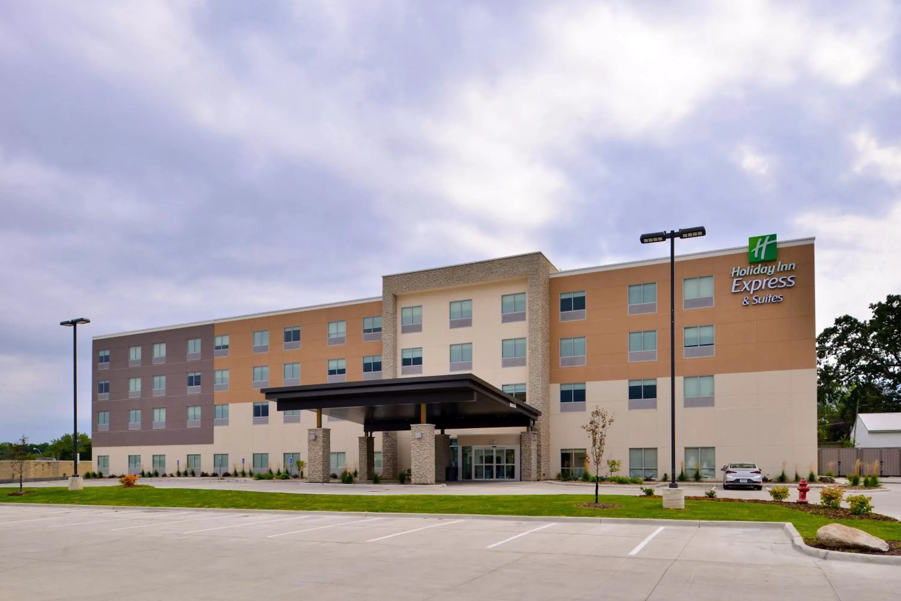 Property Building in Holiday Inn Express & Suites - Ottumwa, an IHG Hotel