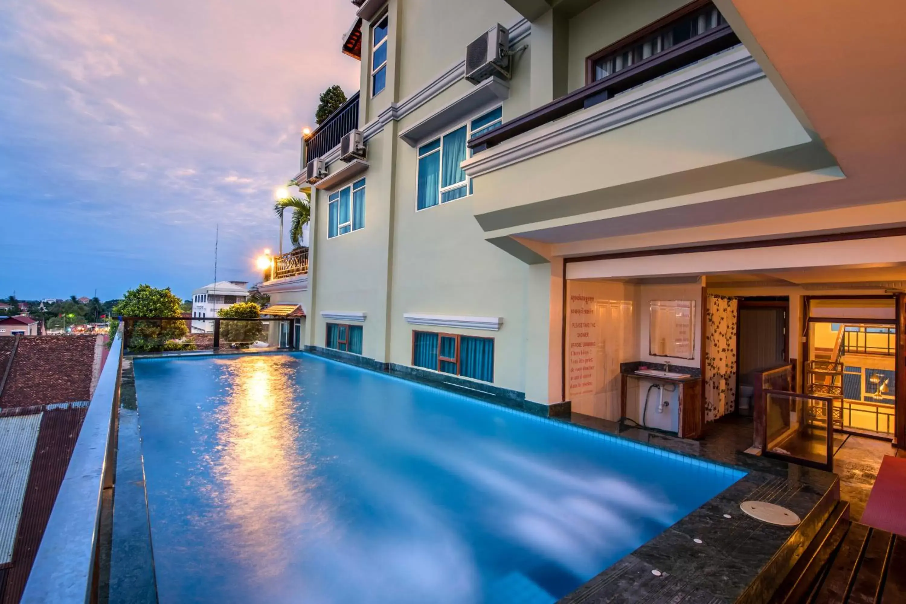 Swimming pool in Seng Hout Hotel