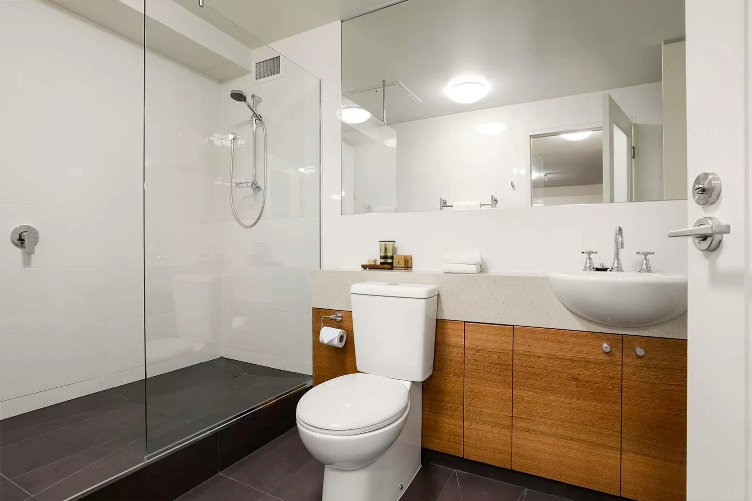 Shower in The Old Woolstore Apartment Hotel