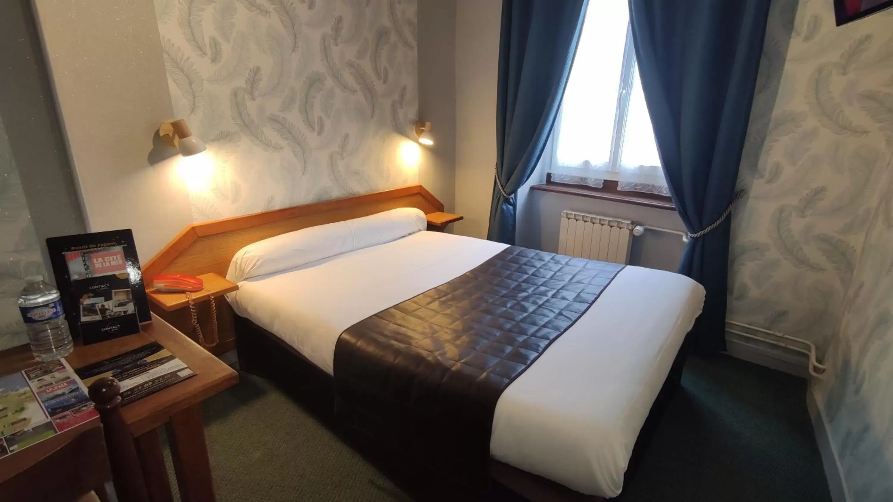 Photo of the whole room, Bed in Hotel Angleterre