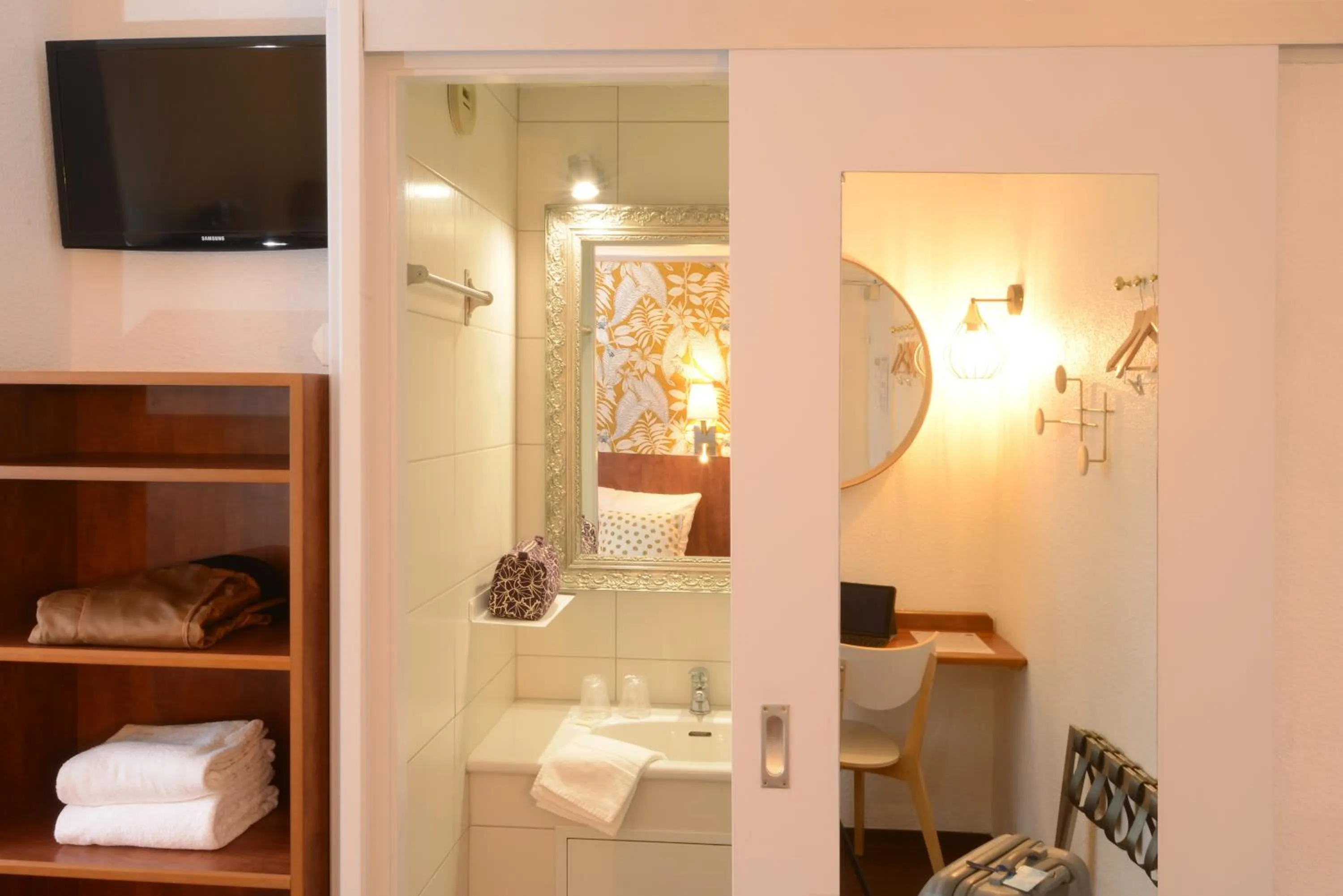 Bathroom in Hotel Arc-En-Ciel Colmar Contact Hotel