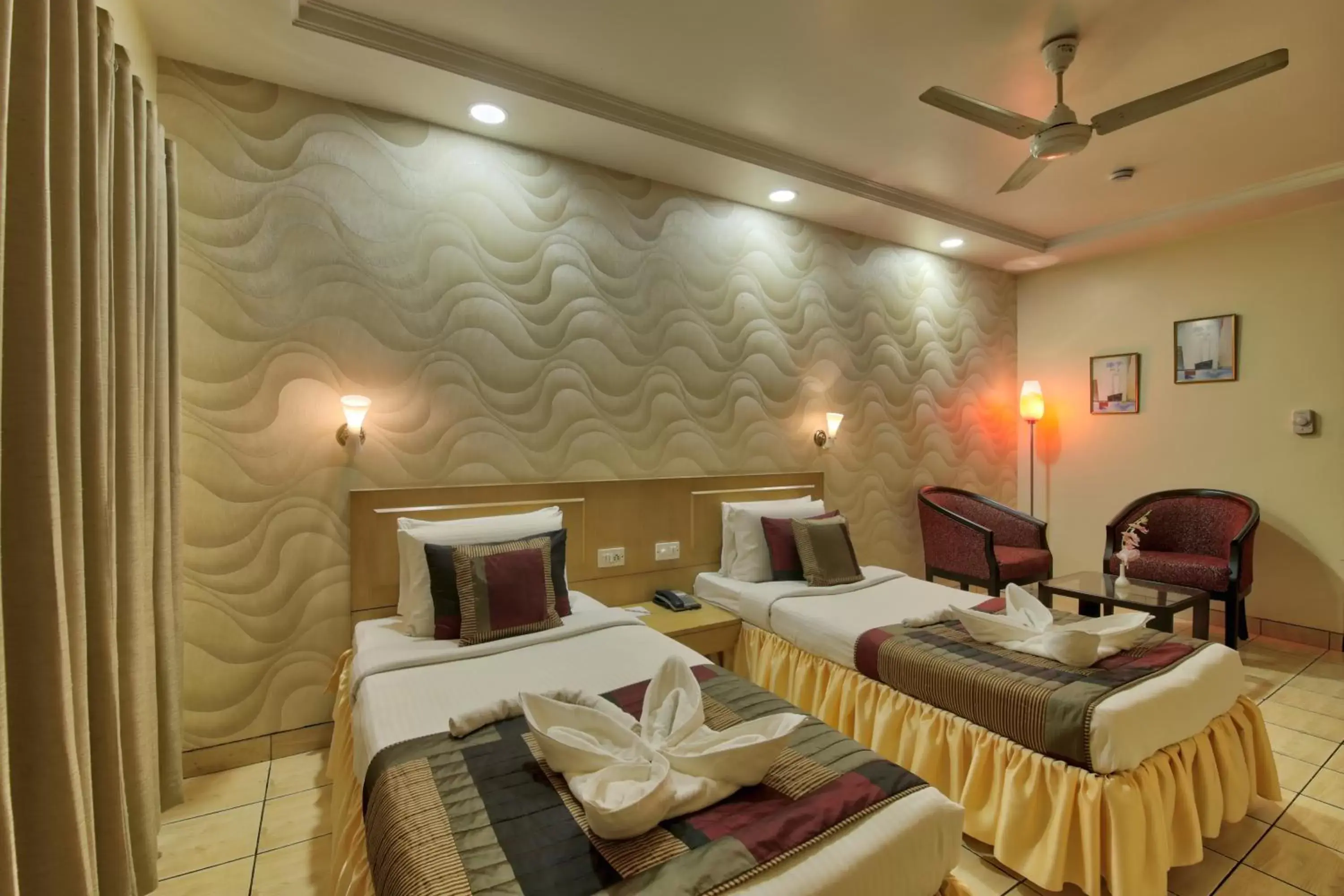 Bed in Vishwaratna Hotel