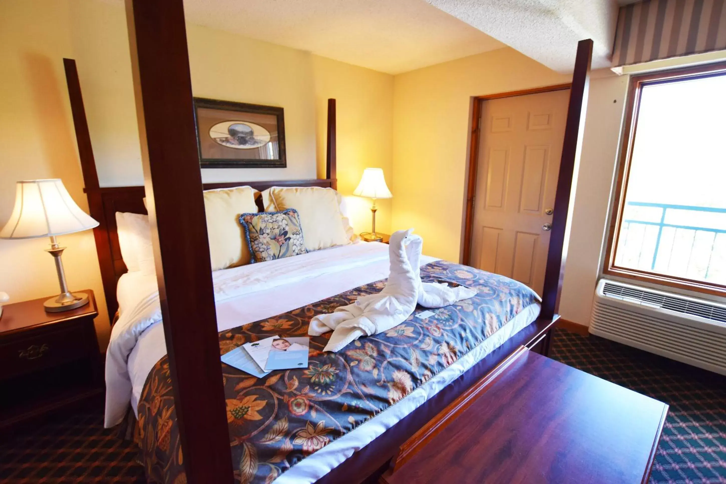 Photo of the whole room, Bed in Arbors at Island Landing Hotel & Suites