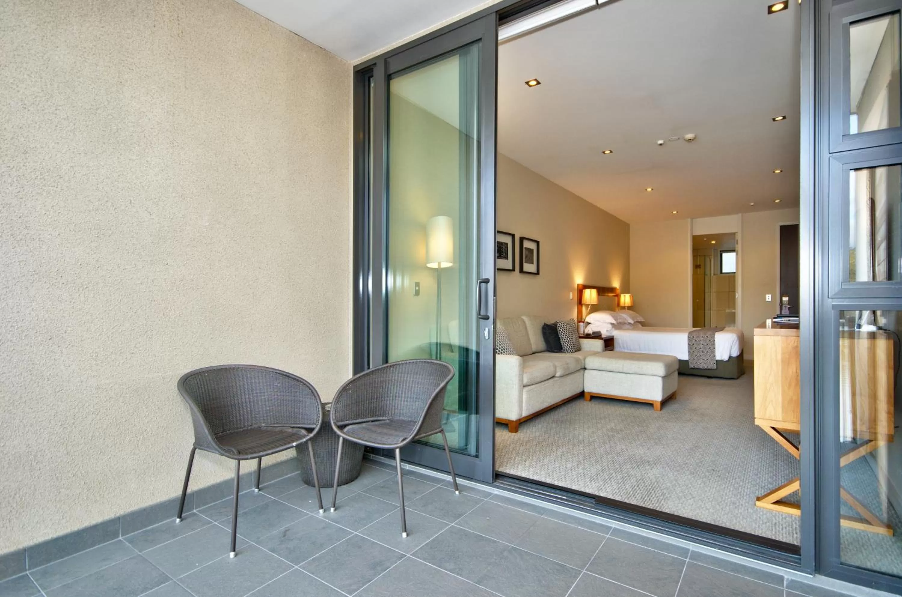 Seating area, Bed in The Rees Hotel & Luxury Apartments