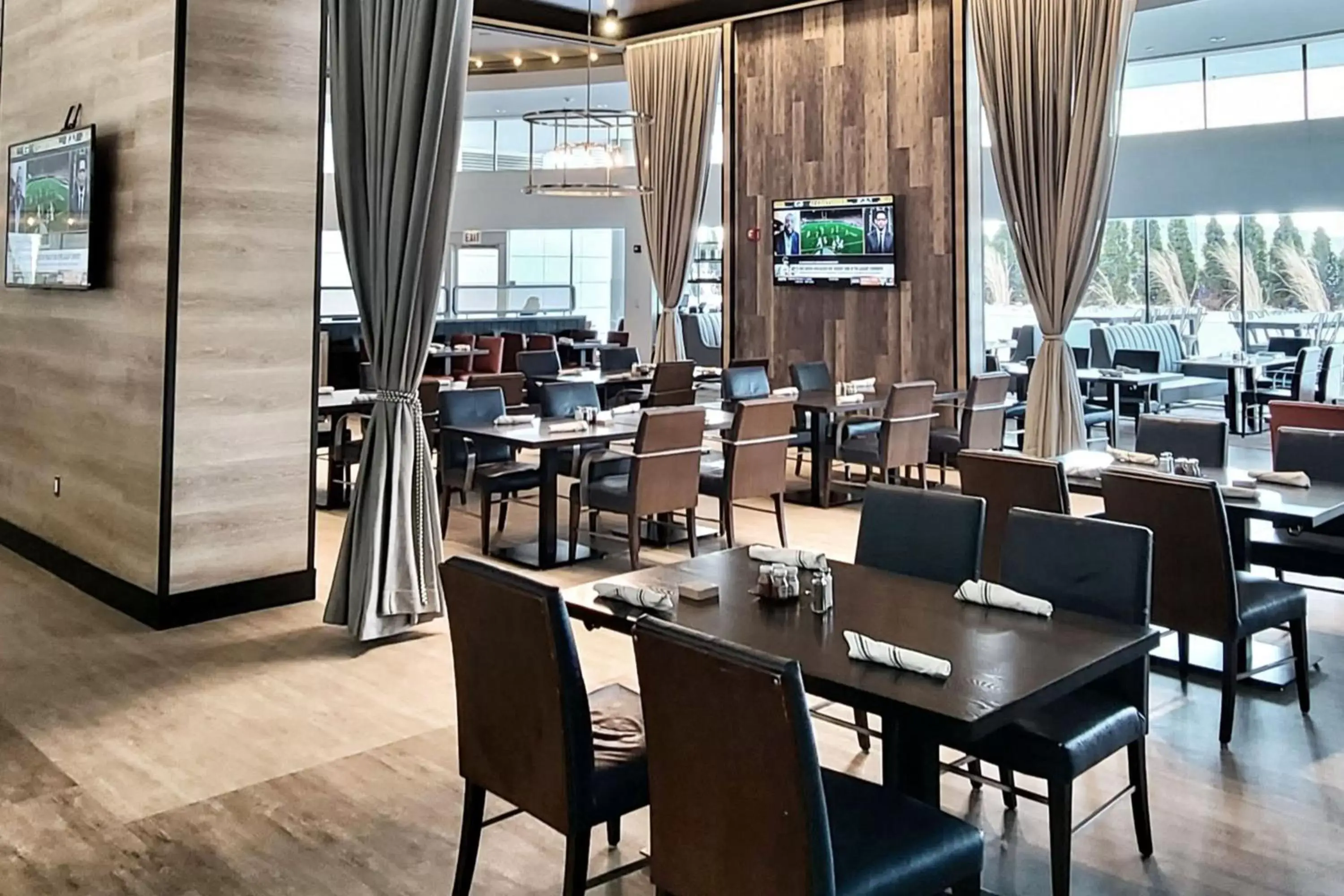 Restaurant/Places to Eat in Renaissance Schaumburg Convention Center Hotel