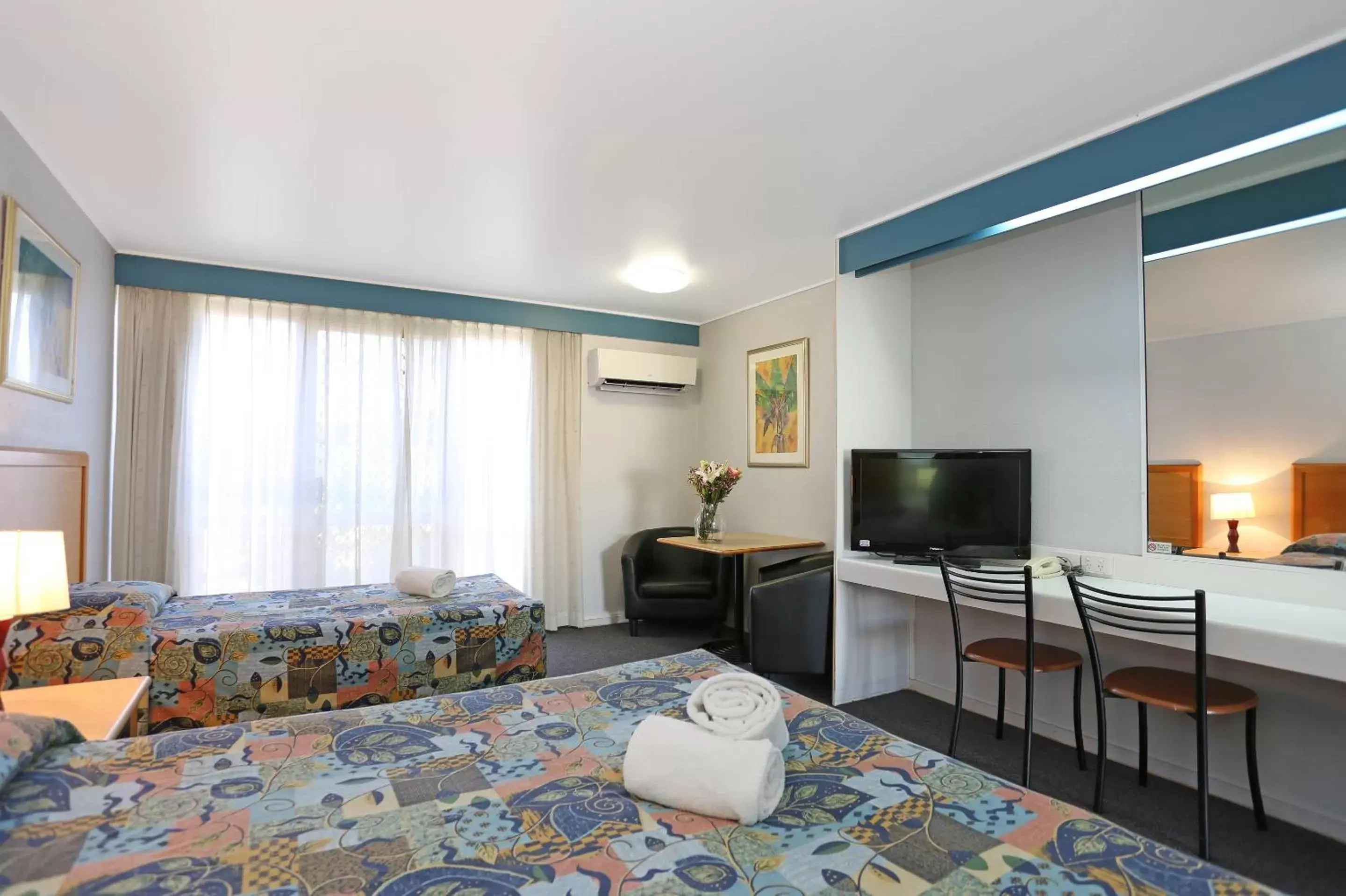 Bed, TV/Entertainment Center in Reef Resort Motel