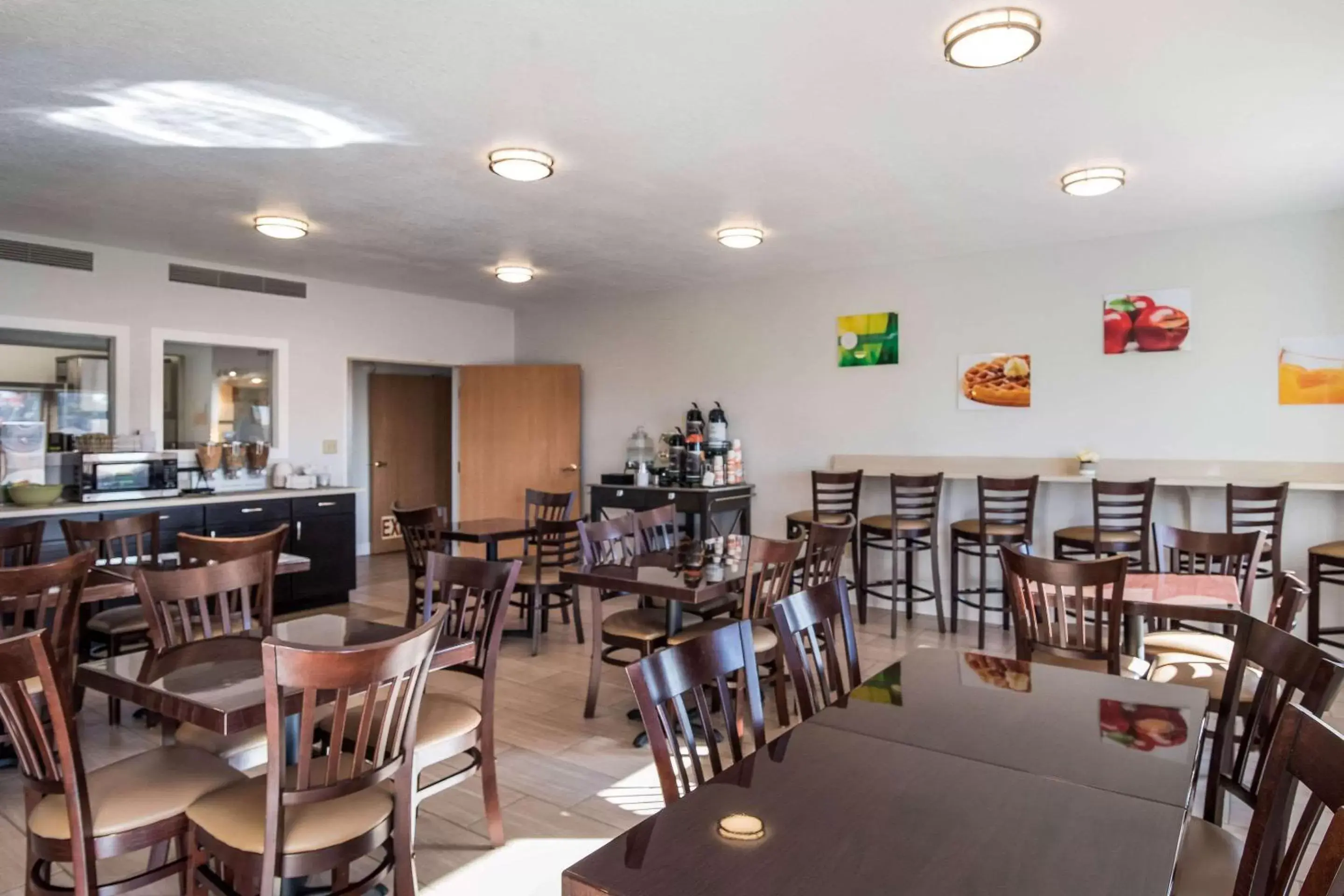 Restaurant/Places to Eat in Quality Inn & Suites West