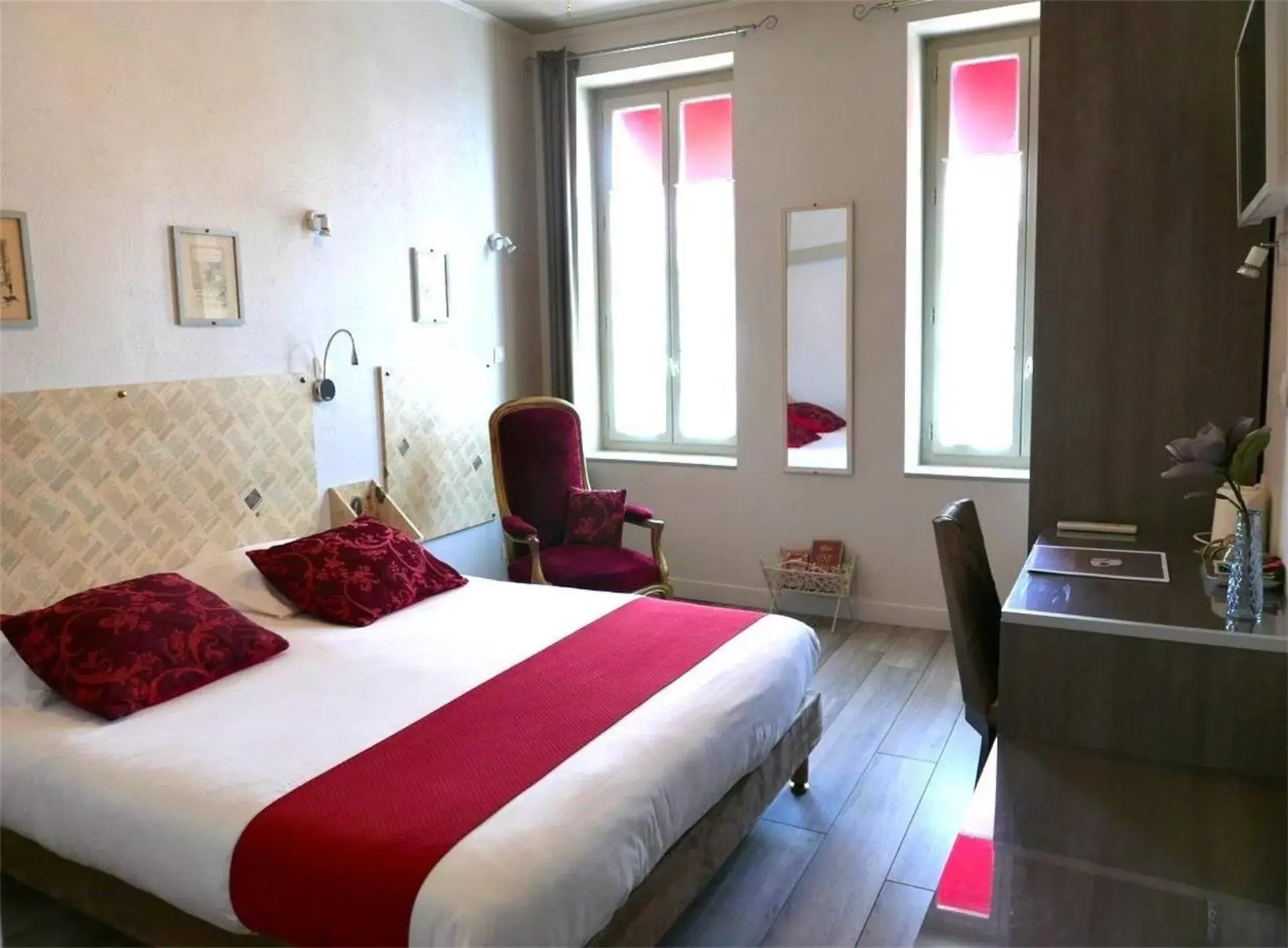 Photo of the whole room, Bed in Hôtel Mille et une Feuilles