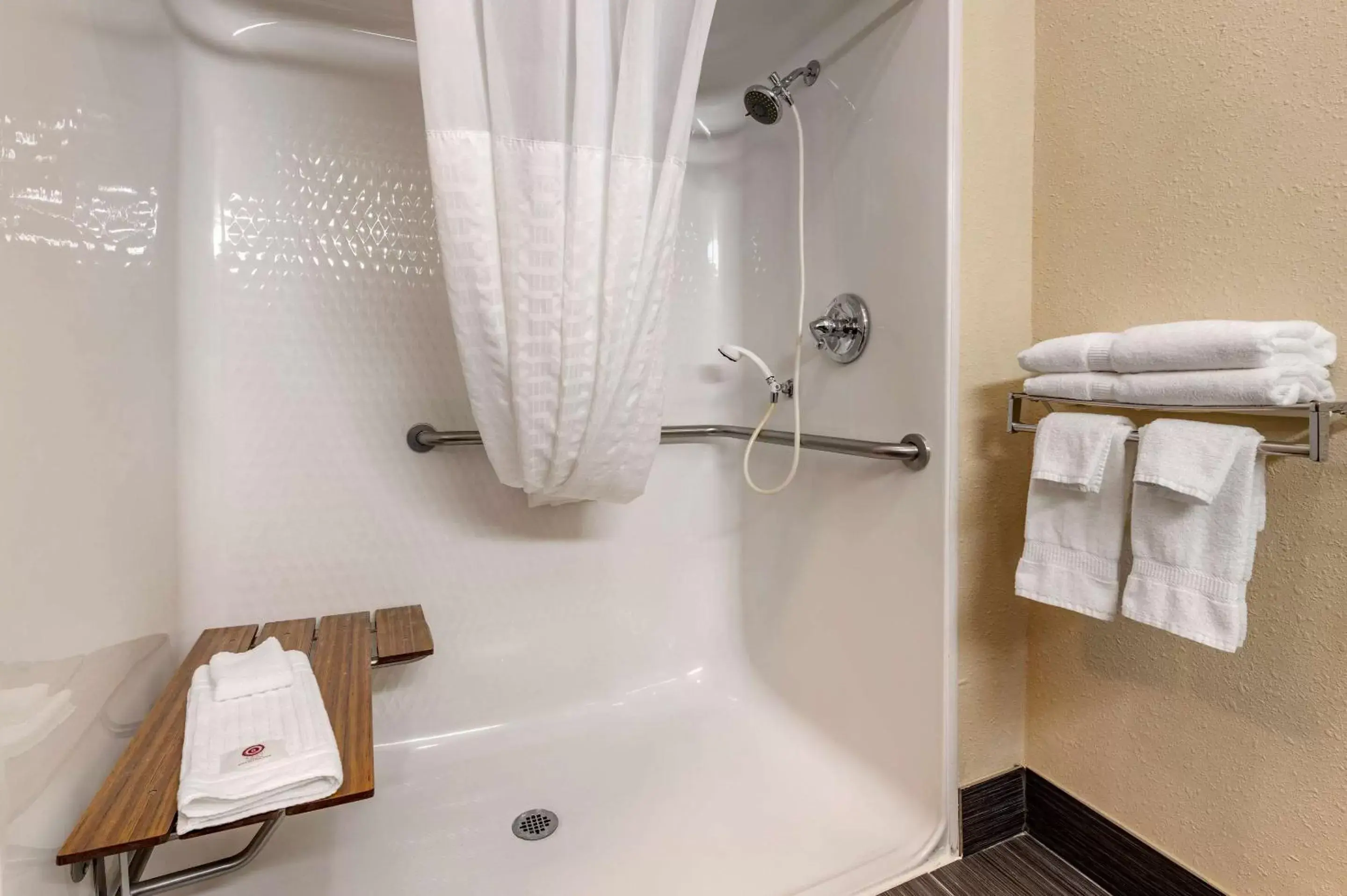 Bathroom in Comfort Inn Shelbyville North