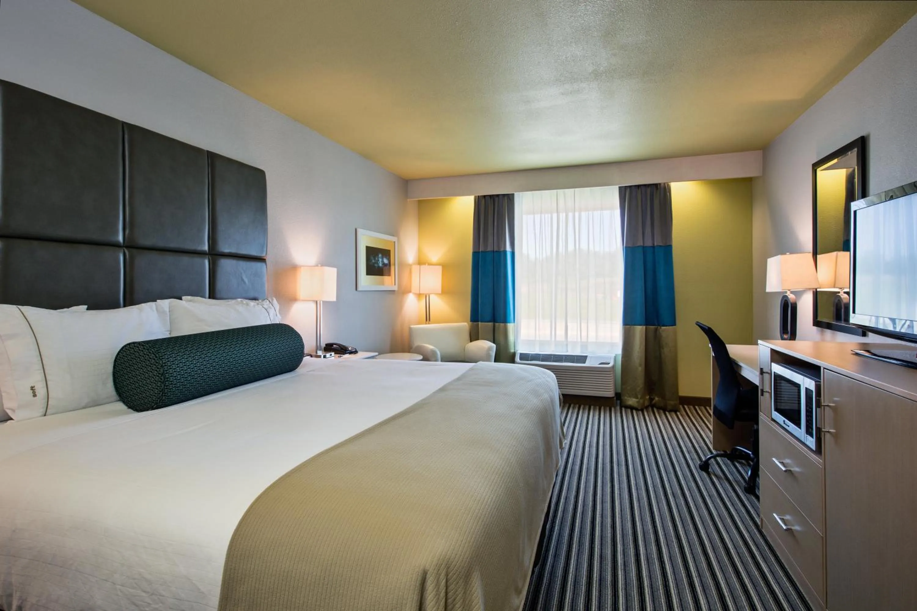 Photo of the whole room, Bed in Holiday Inn Express & Suites Carlisle - Harrisburg Area by IHG