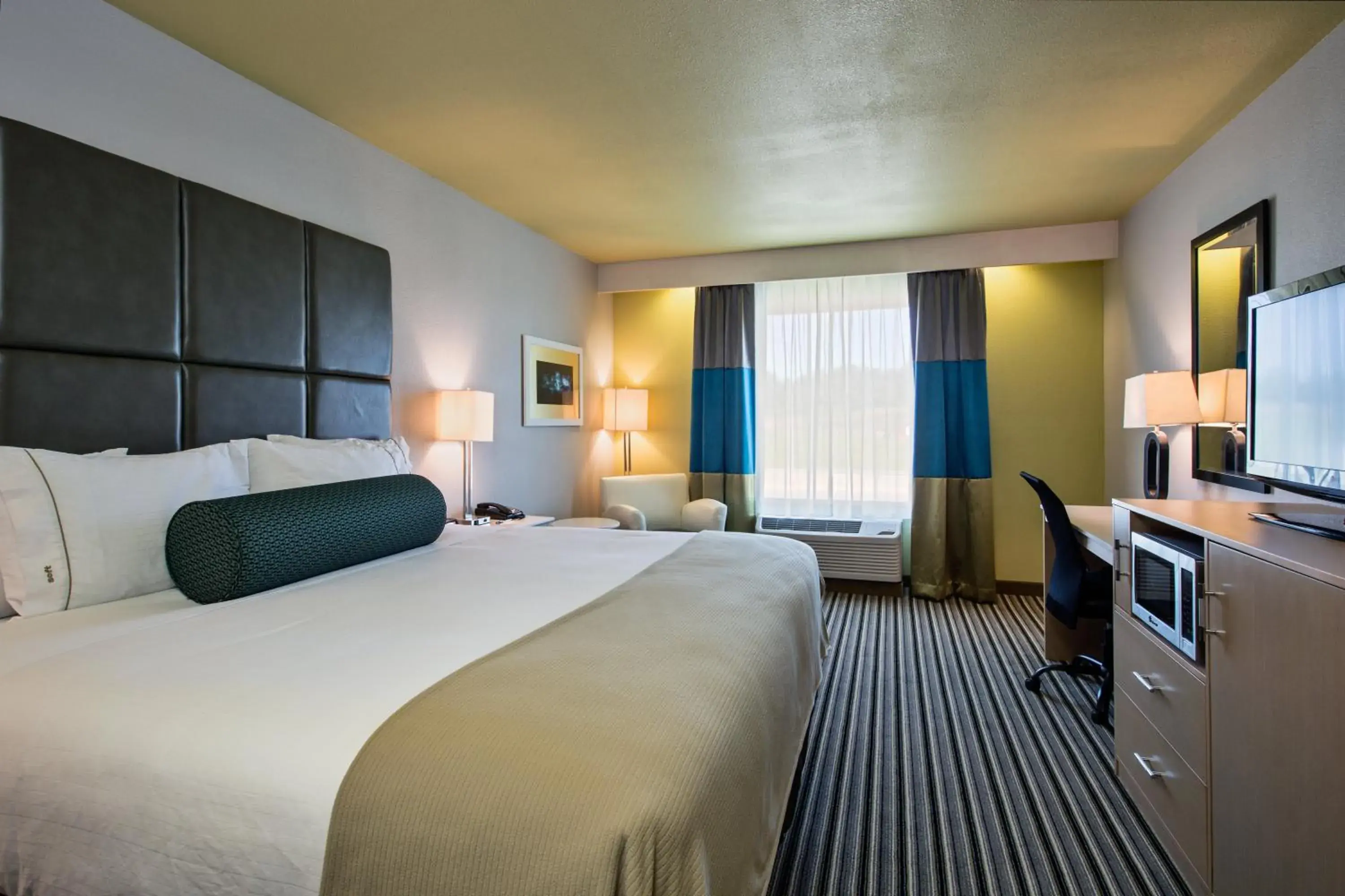 Photo of the whole room, Bed in Holiday Inn Express and Suites Carlisle Harrisburg