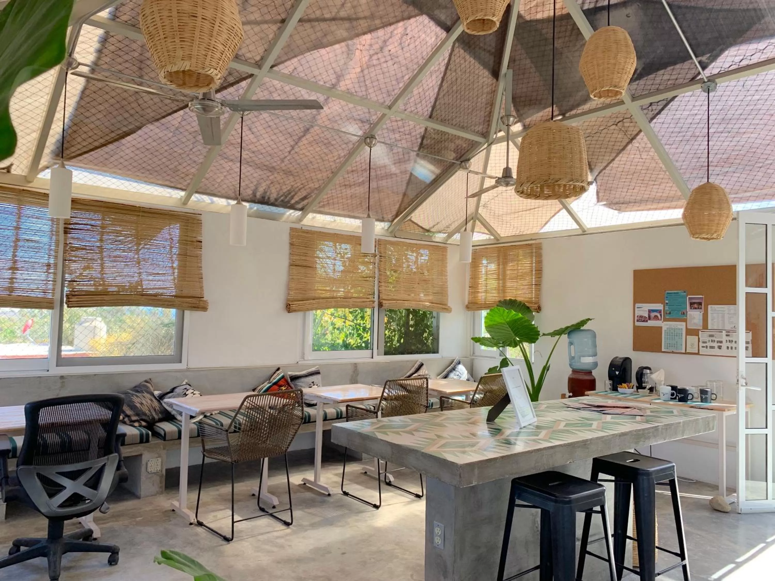 Business facilities, Restaurant/Places to Eat in Perro Surfero Hotel