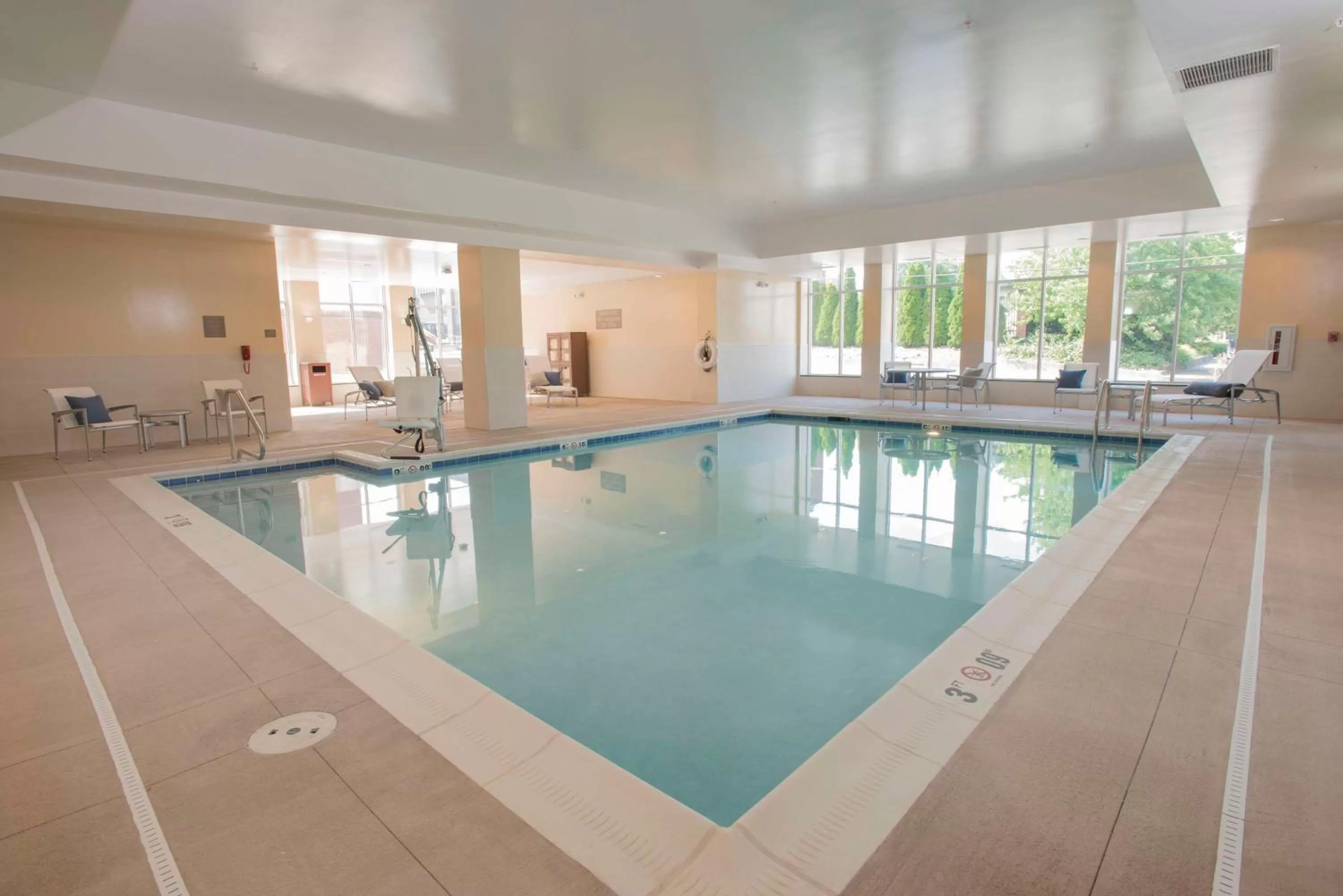 Swimming pool in Hyatt Place Cincinnati/Sharonville Convention Center