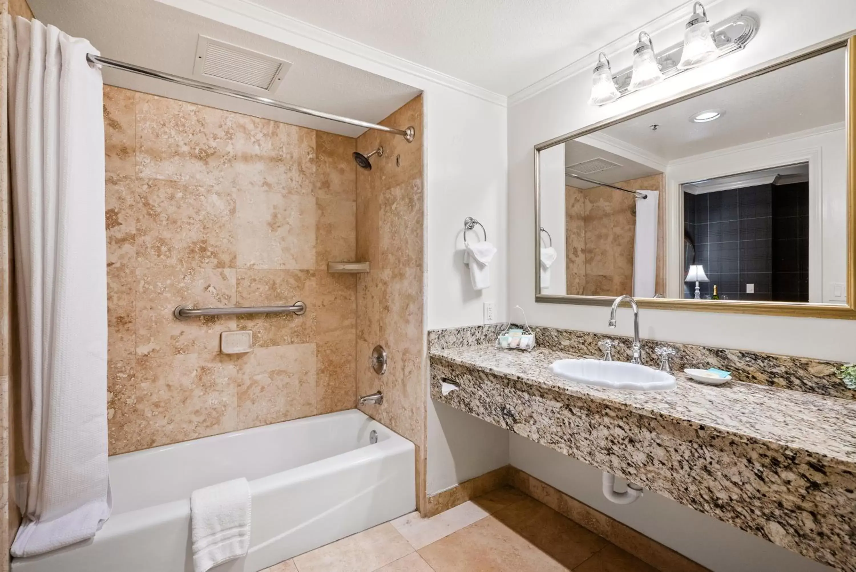 Bath, Bathroom in Apple Farm Inn