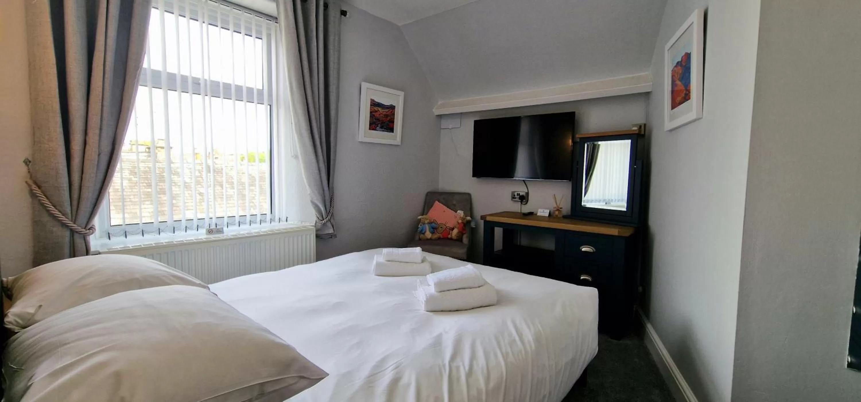 Photo of the whole room, Bed in Bonny Brae House by Woodland Park