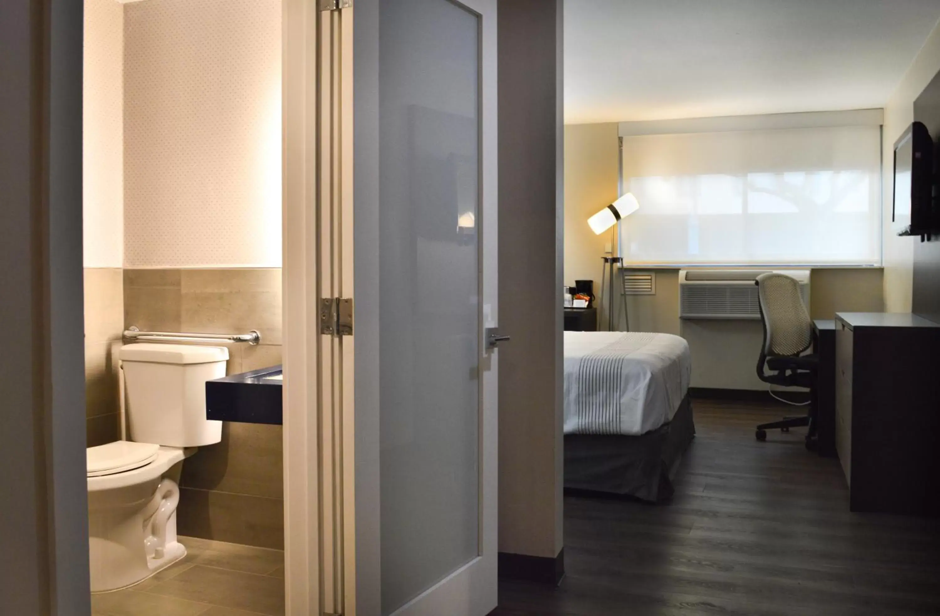Bed, Bathroom in GLō Best Western Ft. Lauderdale-Hollywood Airport Hotel
