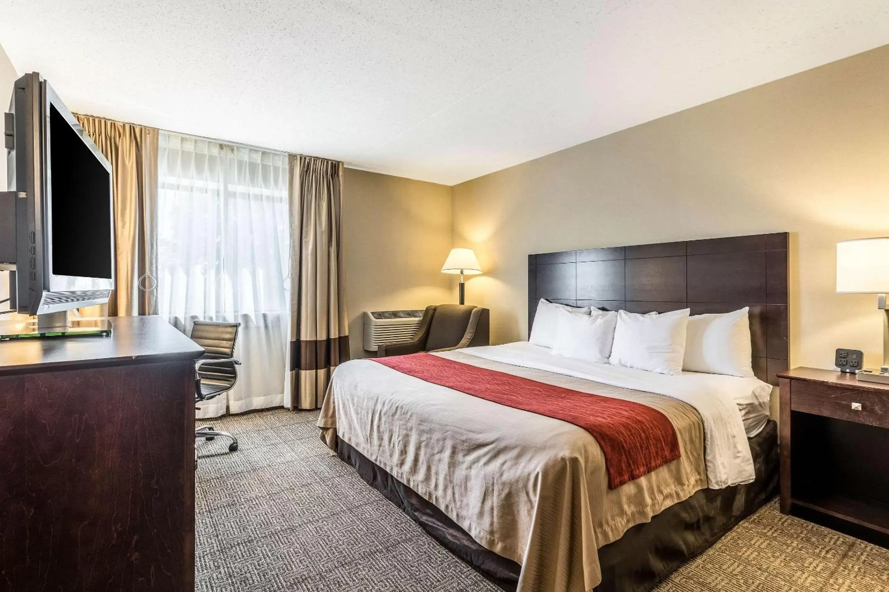 Photo of the whole room, Bed in Comfort Inn Lansing