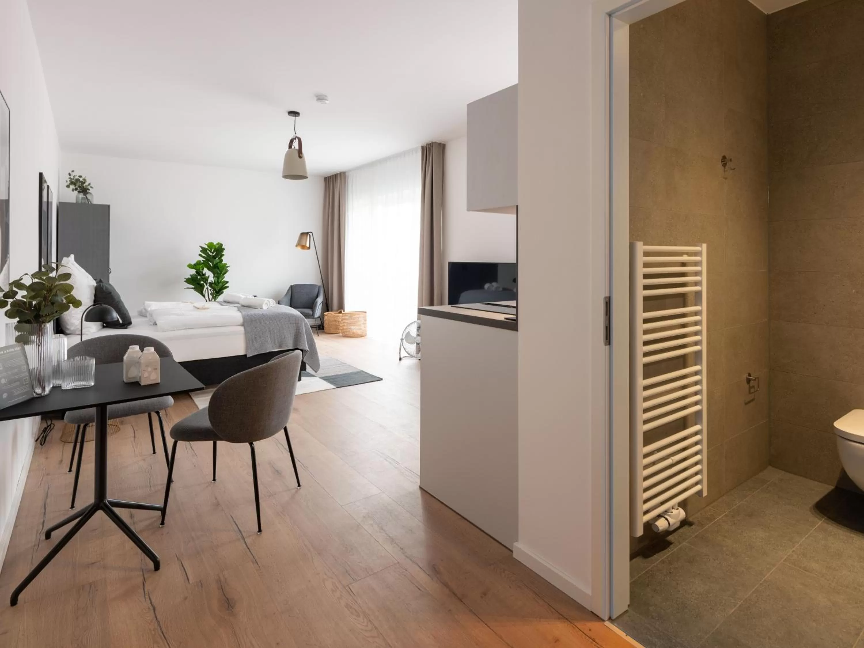 Photo of the whole room in Limehome Frankfurt Gutleutstraße - Digital Access