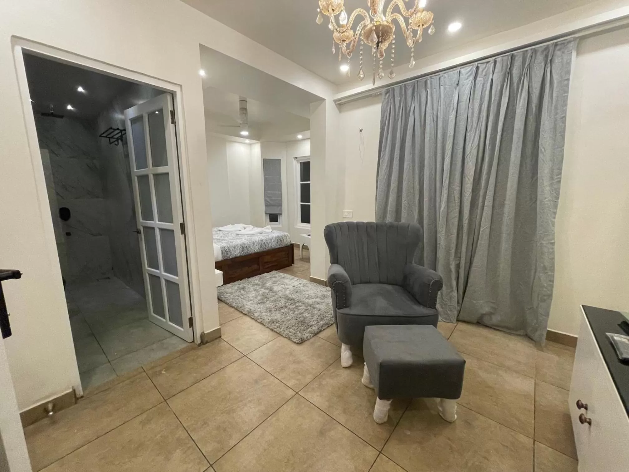 Bed, Seating Area in Pajaros Blu