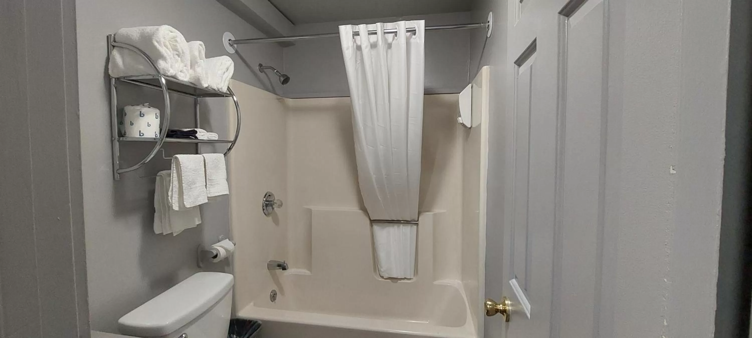 Deluxe King Room in Canaan Motel