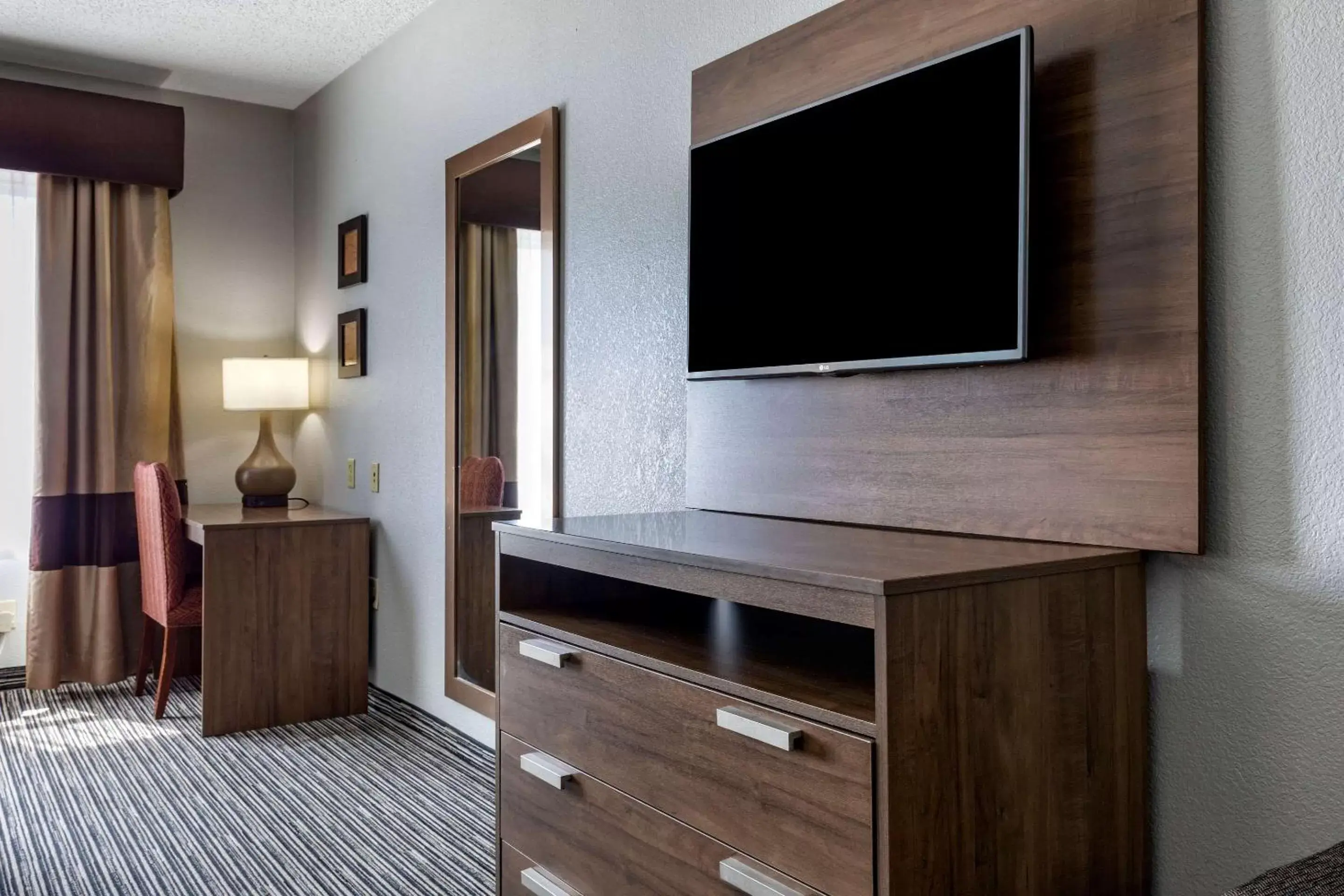 Bedroom, TV/Entertainment Center in Quality Inn & Suites I-35 E/Walnut Hill