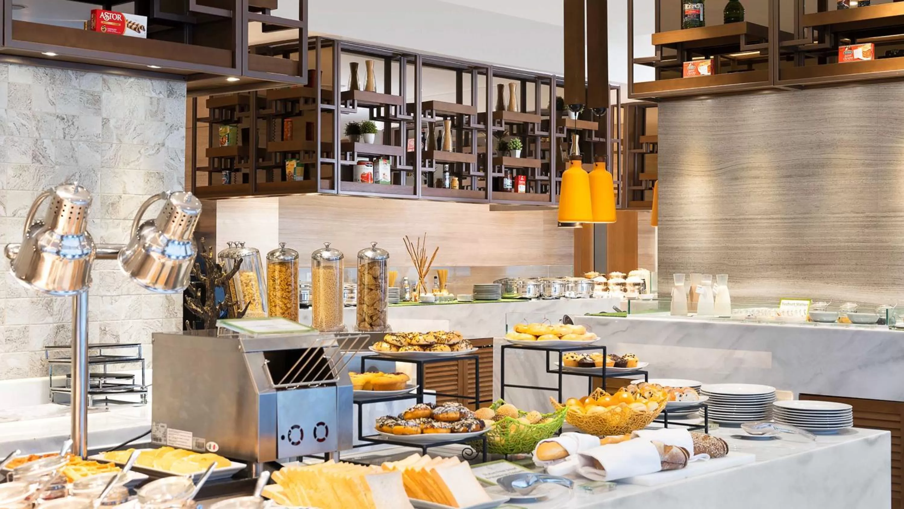 Restaurant/places to eat in Holiday Inn & Suites Jakarta Gajah Mada by IHG