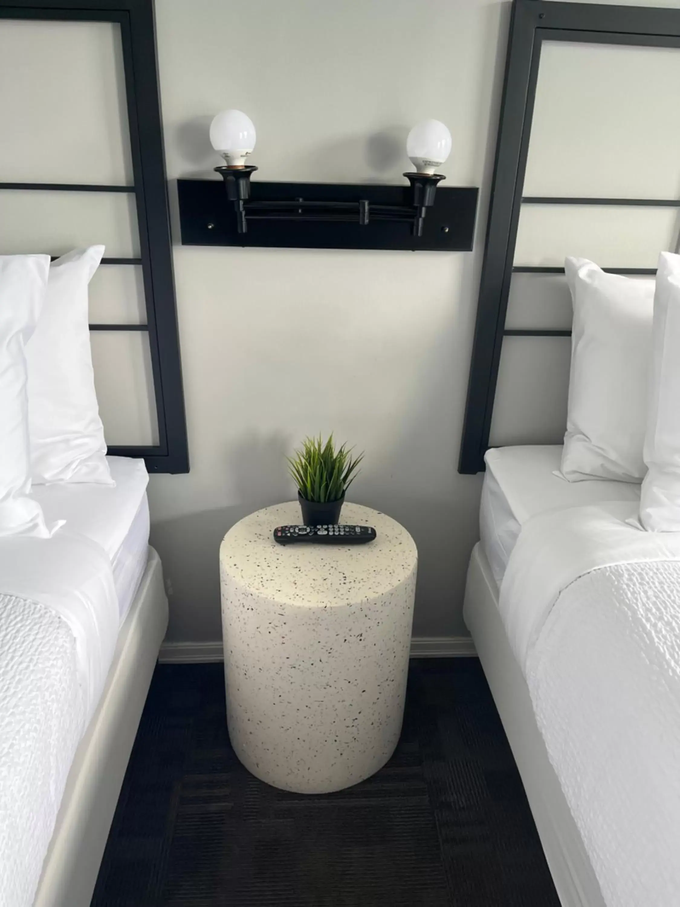 Bedroom, Bed in Lakeside Villa Inn & Suites