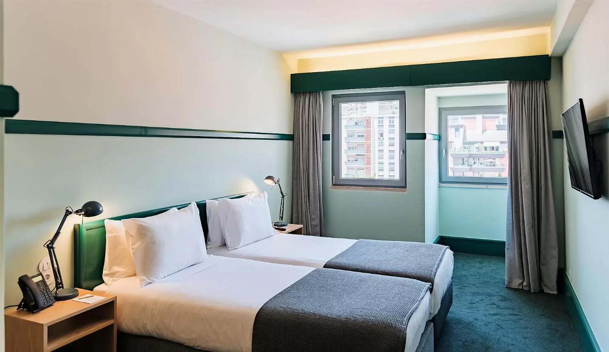 Photo of the whole room, Bed in Amazonia Lisboa Hotel