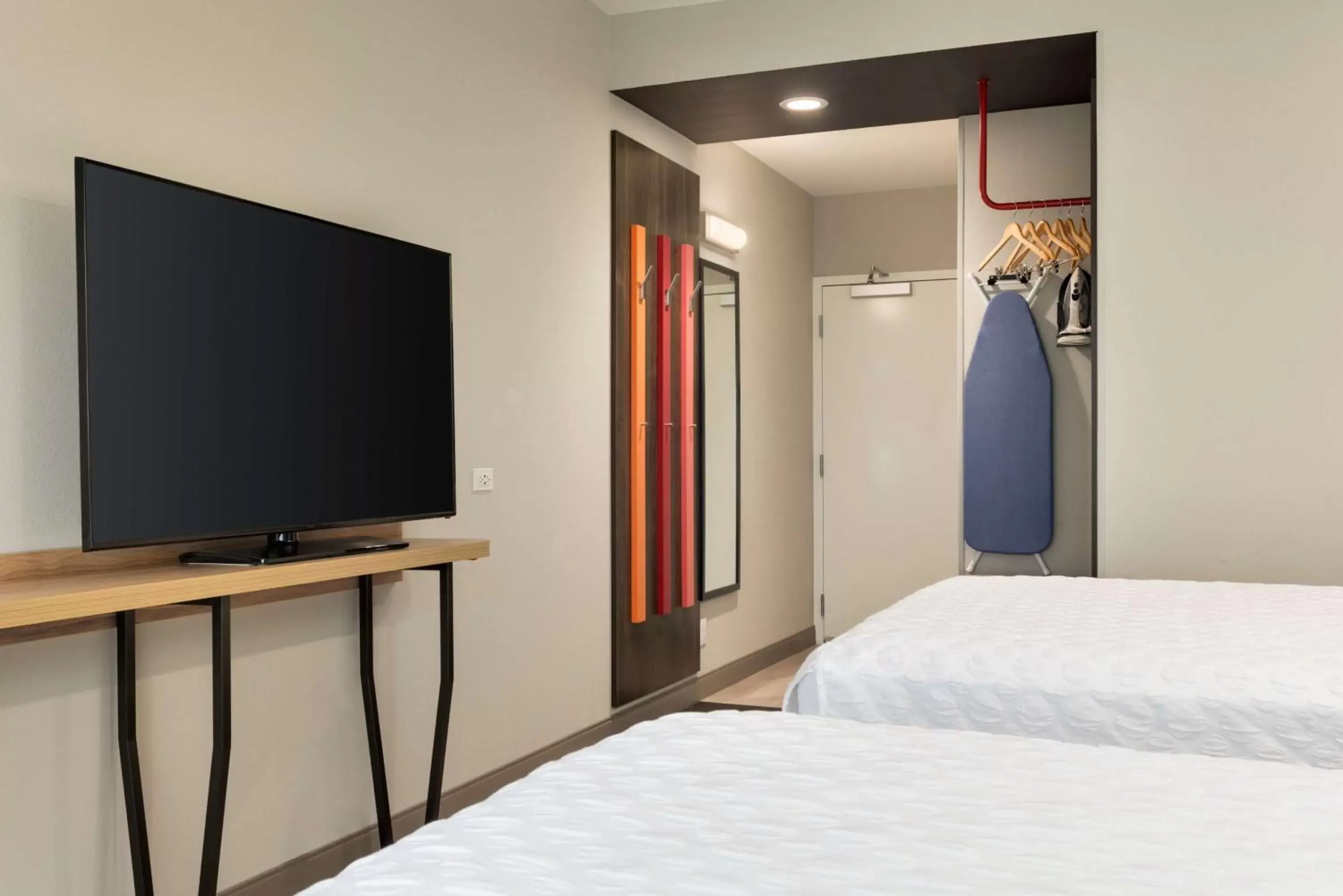 Bedroom, TV/Entertainment Center in Tru By Hilton Cedar Rapids Westdale