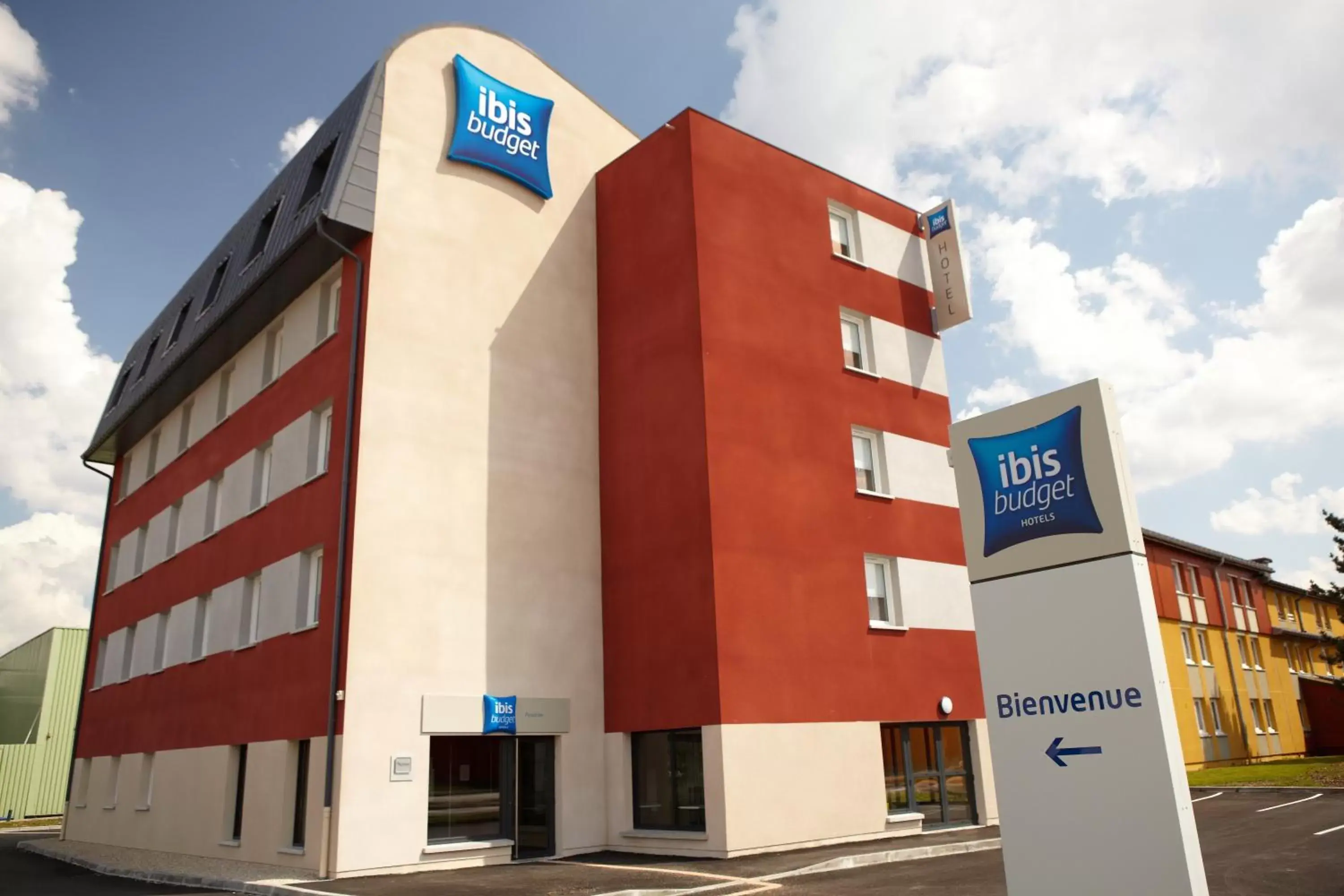 Facade/entrance, Property Building in ibis budget Pontarlier