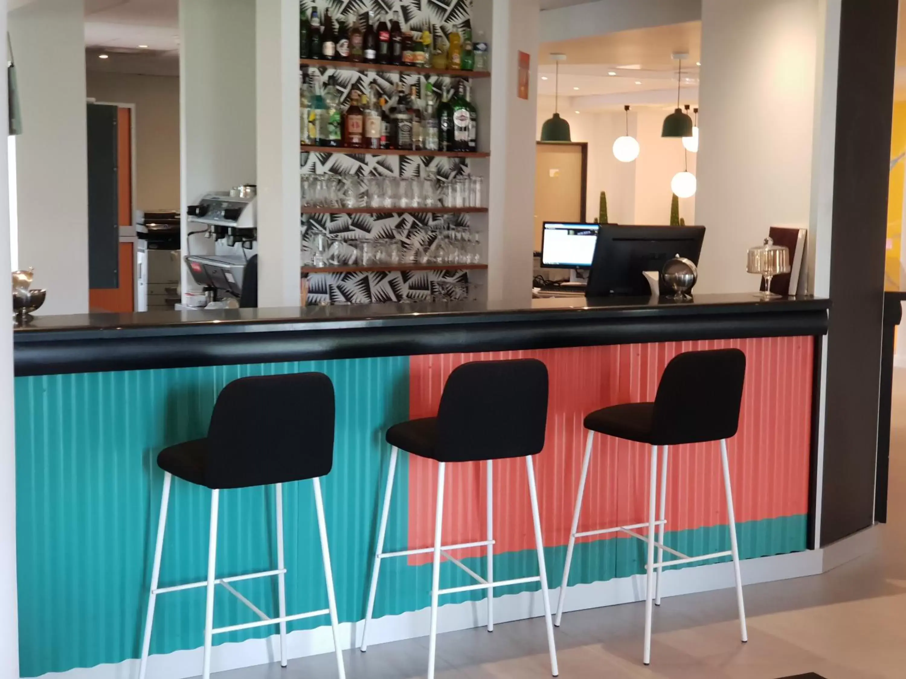 Lounge or bar in ibis Styles Marseille Plan de Campagne
