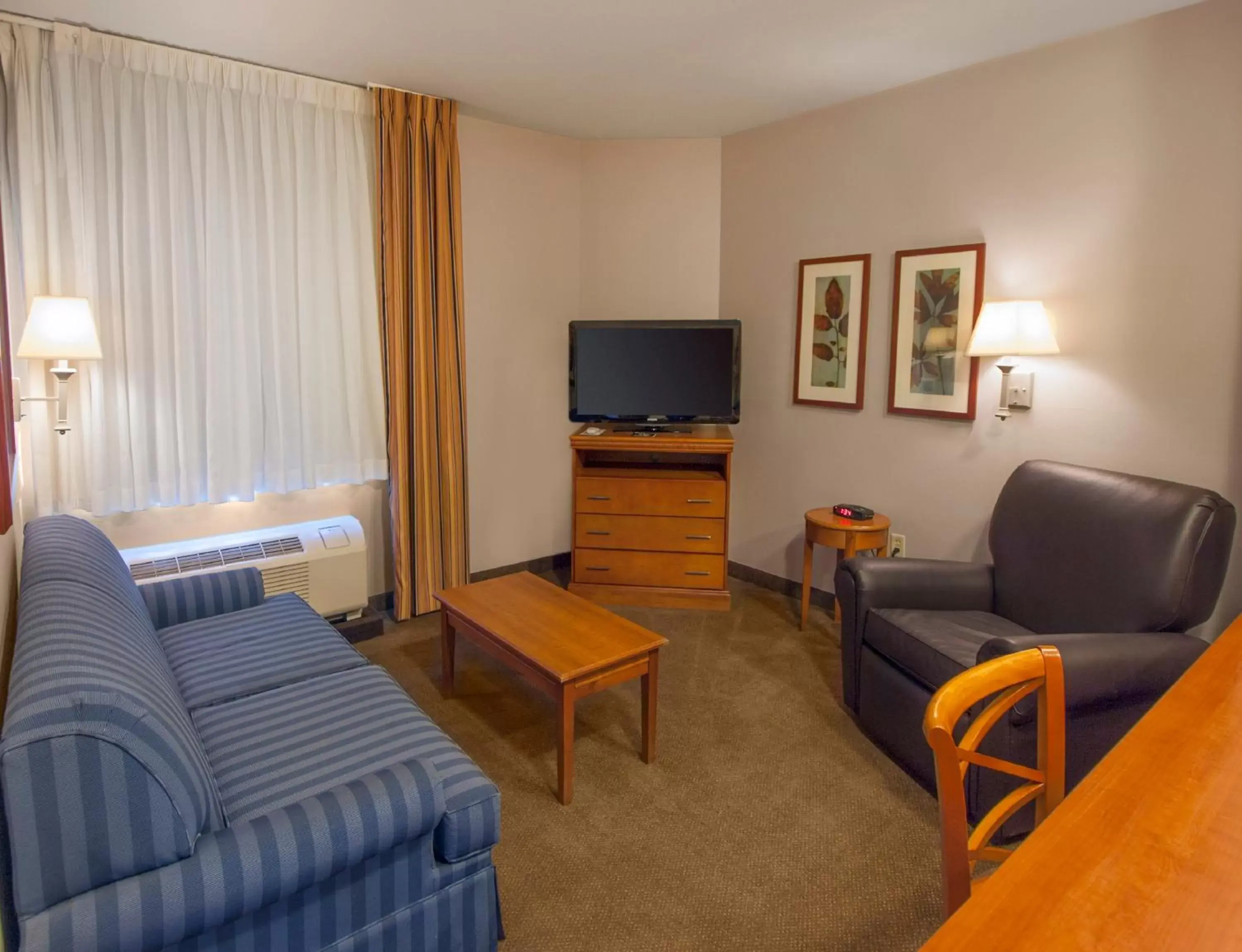 Photo of the whole room, Seating Area in Candlewood Suites Buffalo Amherst, an IHG Hotel